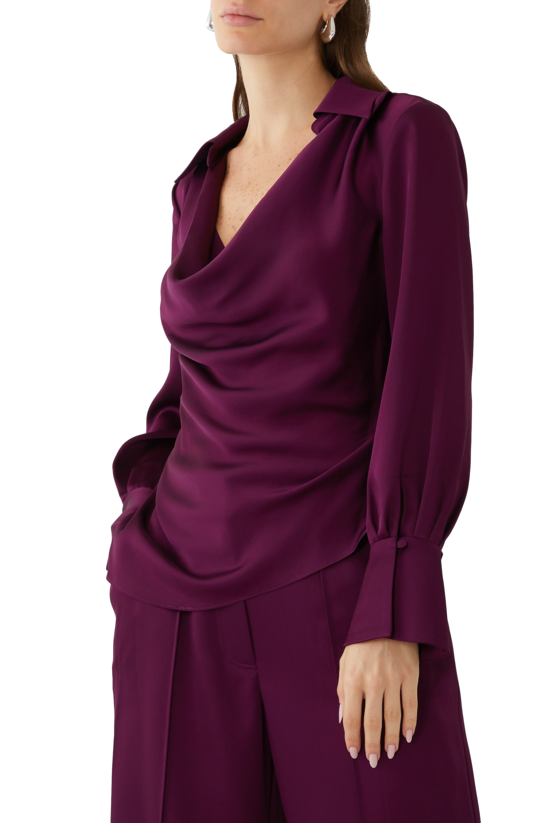 بلوزة سيمون بياقة مطوية وأكمام طويلة