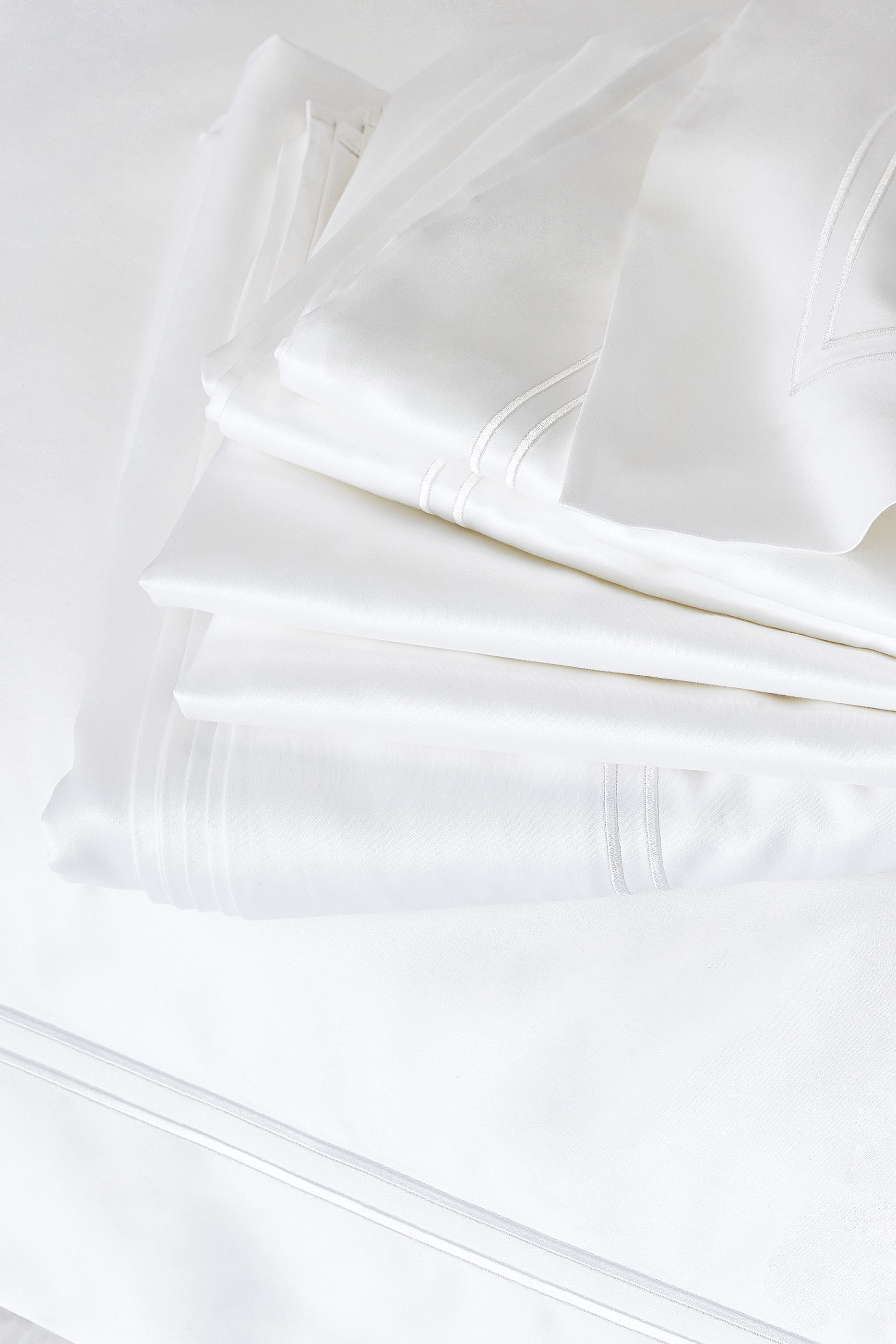 شرشف سيمونز مبطن بحواف مطاطية مزين بحياكة خيط مزدوجة