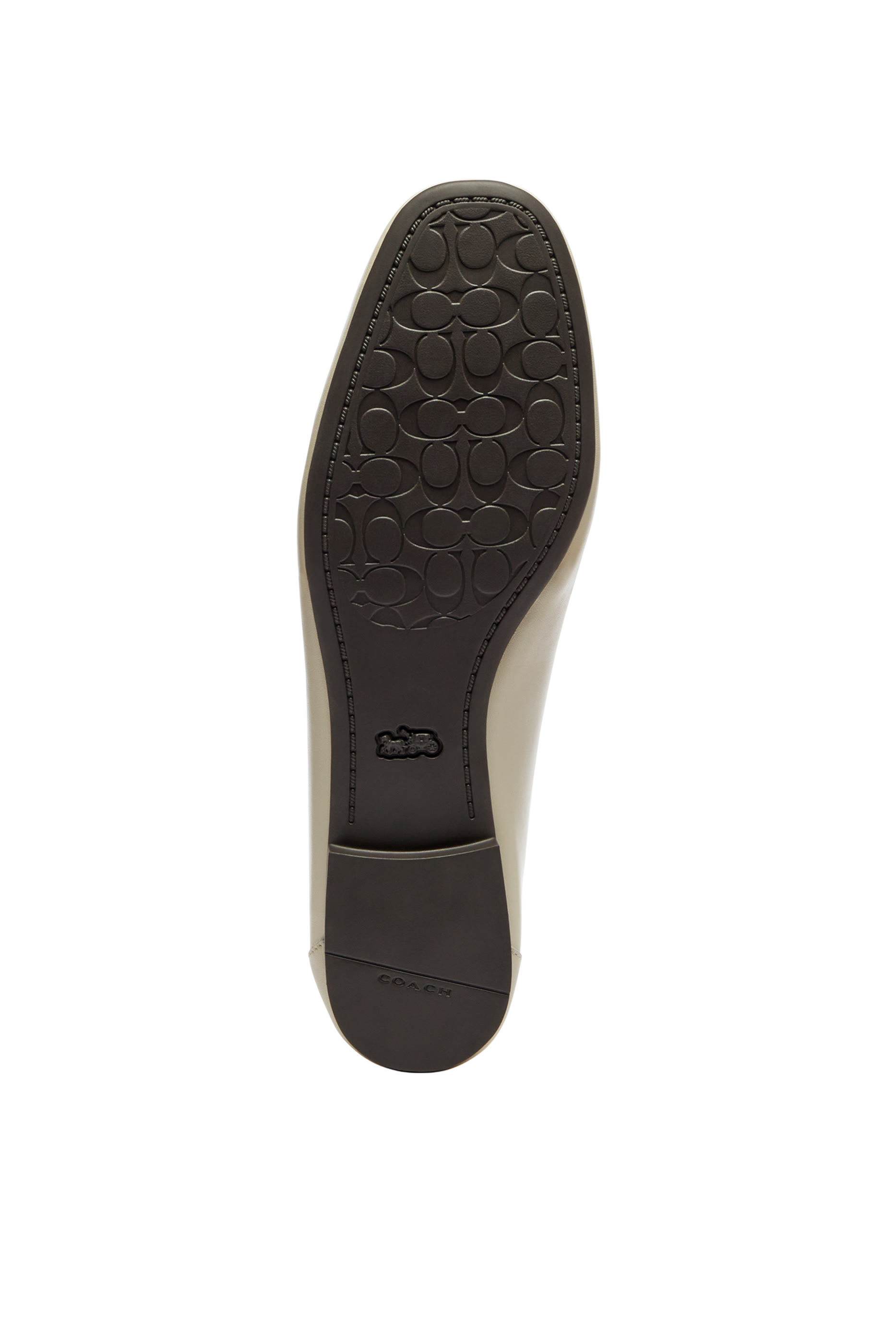 حذاء سهل الارتداء بحلية منحوتة بتصميم حرف شعار الماركة