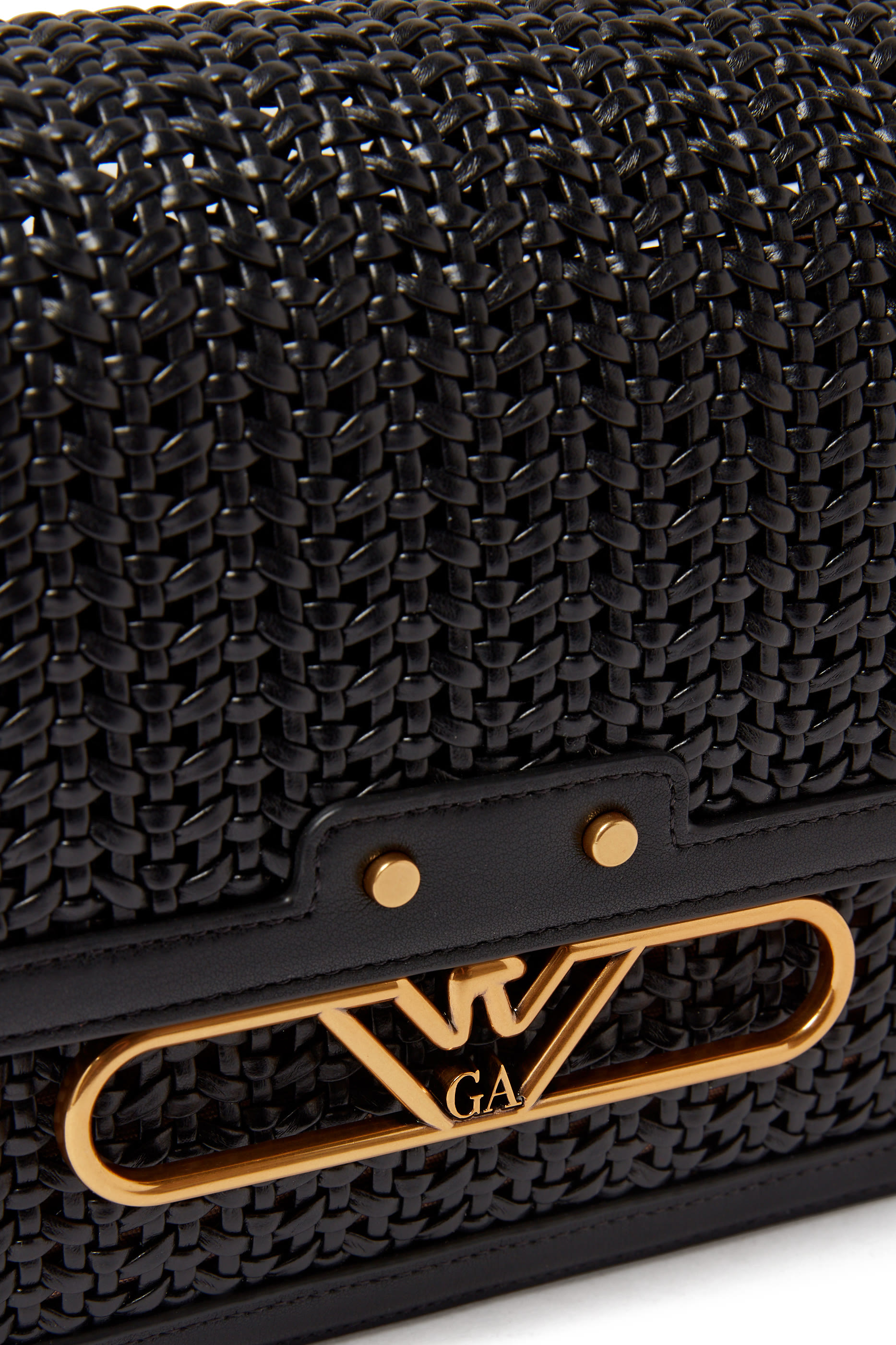 حقيبة كتف بتصميم متشابك بحلية معدنية بشعار الماركة