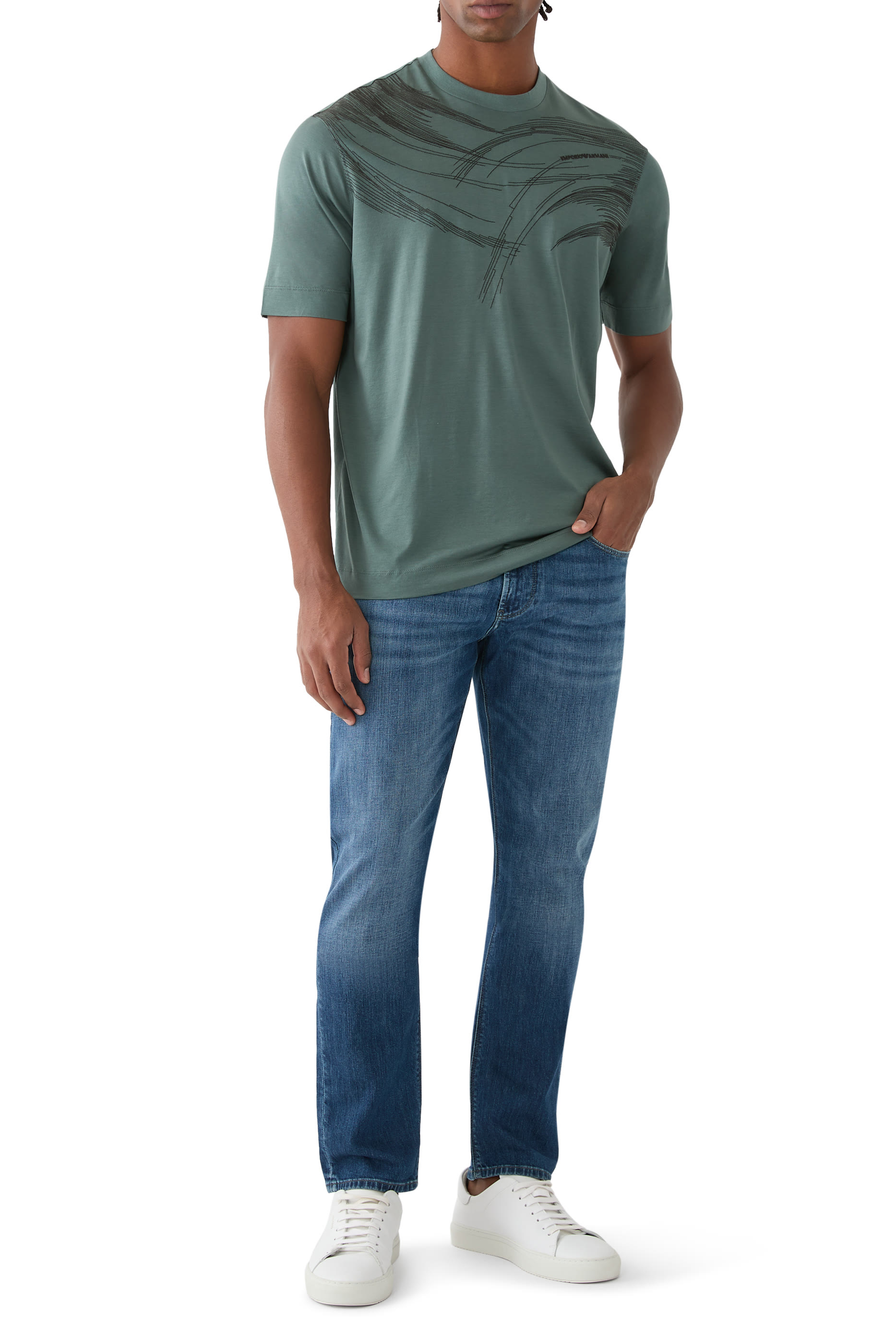 تيشيرت بأكمام قصيرة وشعار الماركة