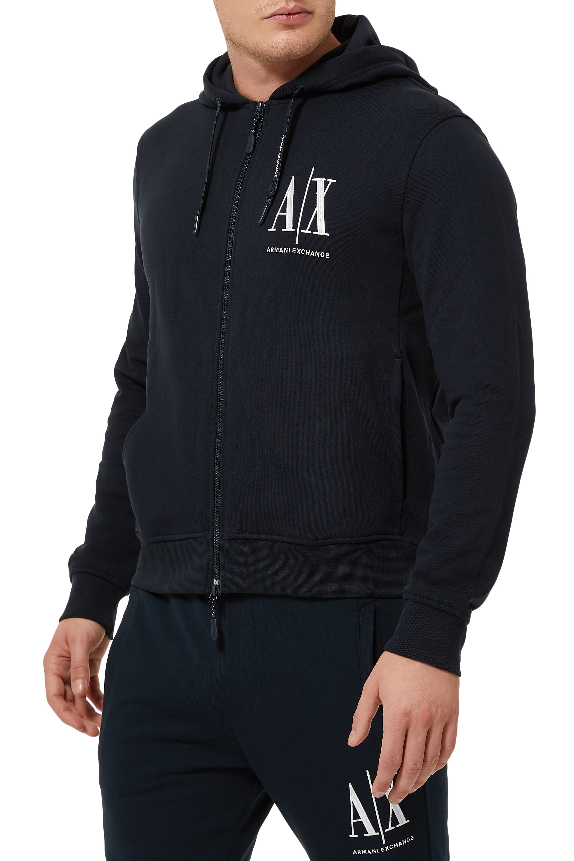 كنزة بغطاء رأس بشعار الماركة