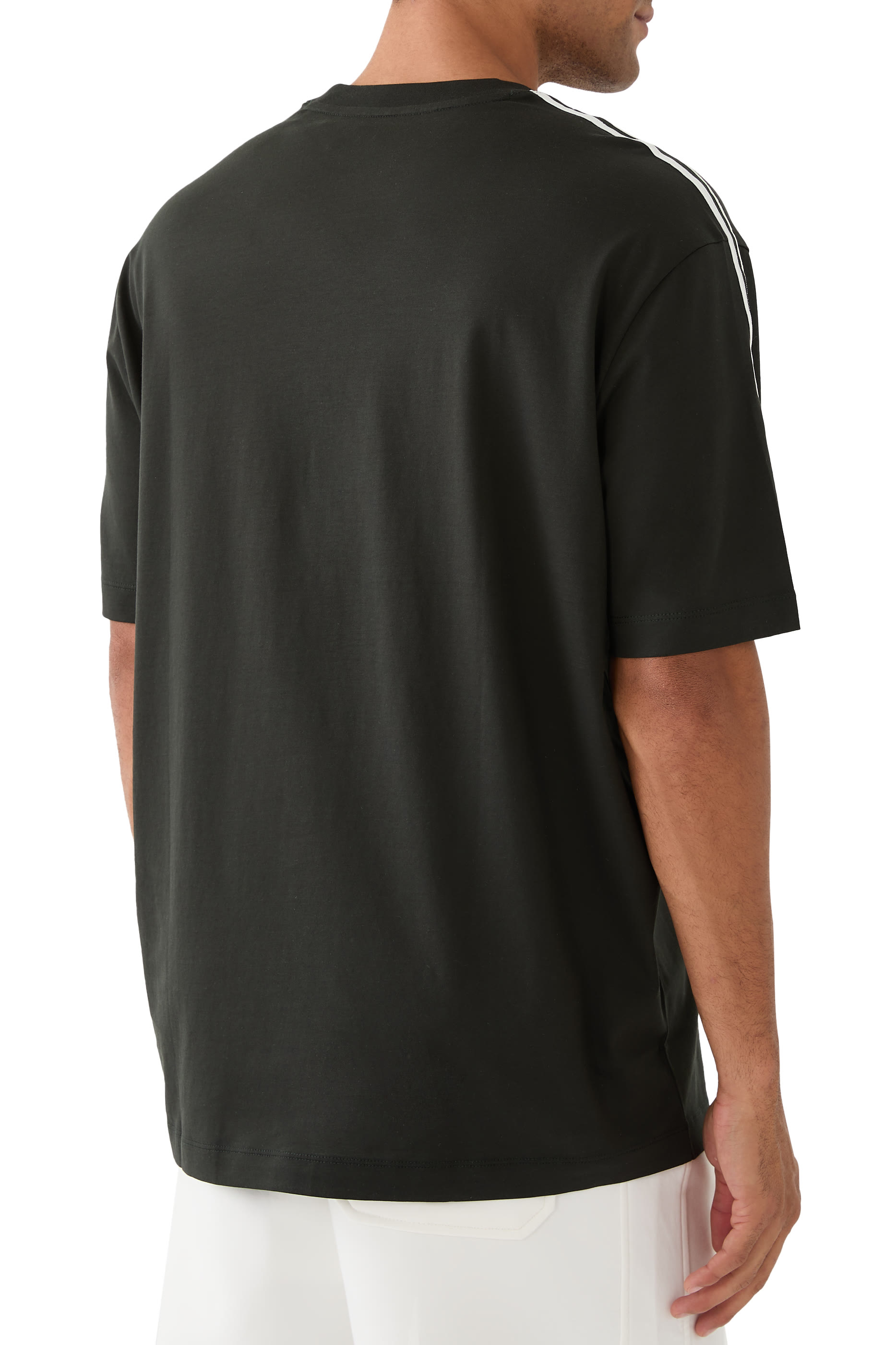 تيشيرت بياقة ضيقة وشعار الماركة