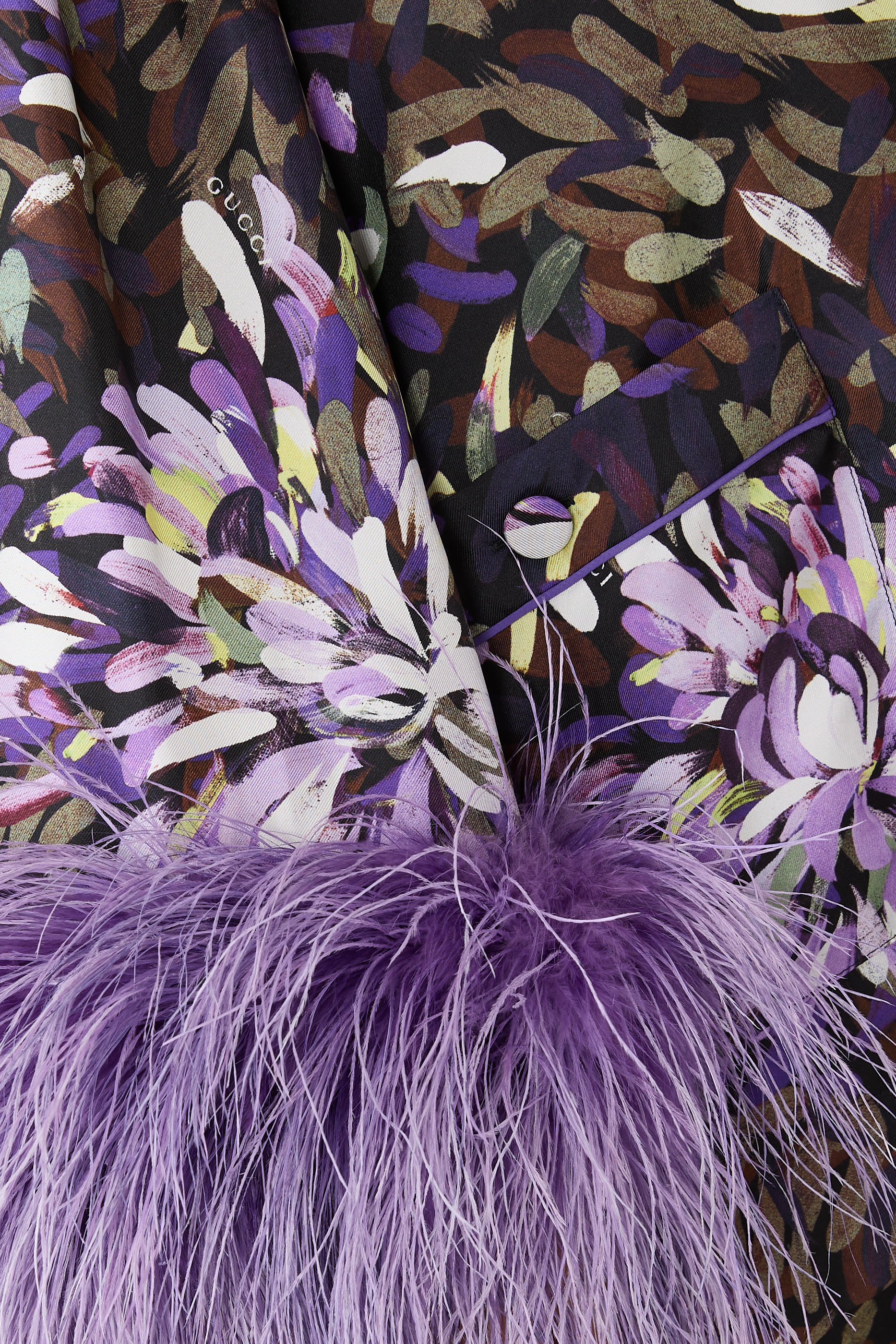 قميص بنقشة وأساور بريش