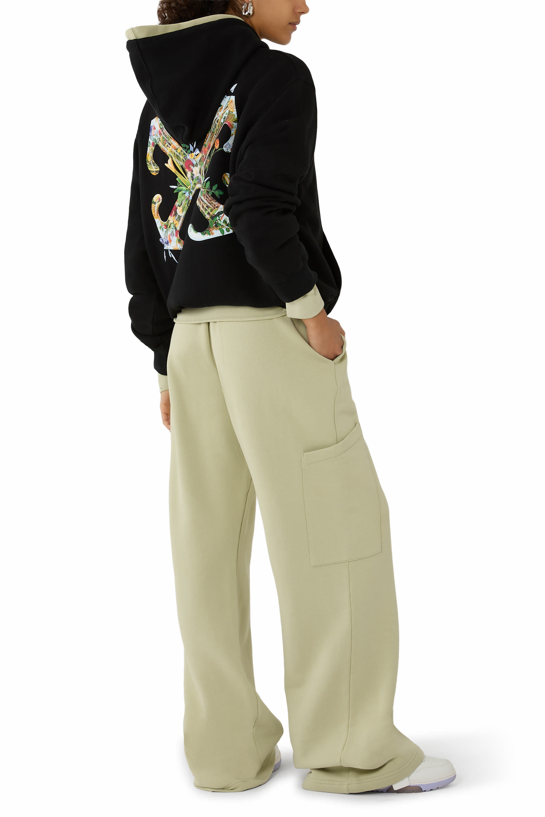 هودي بجيب بنقشة أزهار وشعار السهم