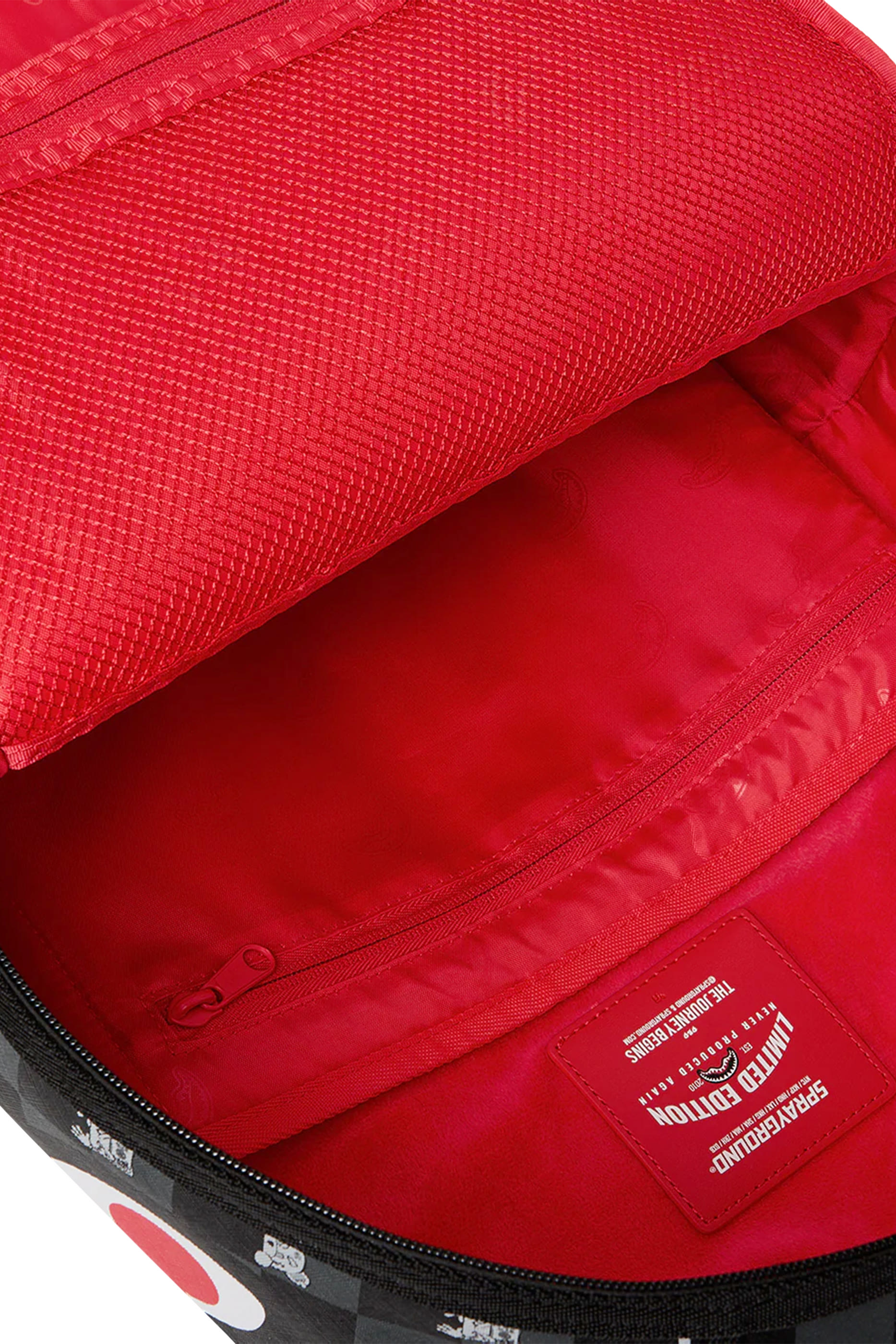 حقيبة ظهر بنقشات مربعات وشخصية تختلس النظر للأطفال