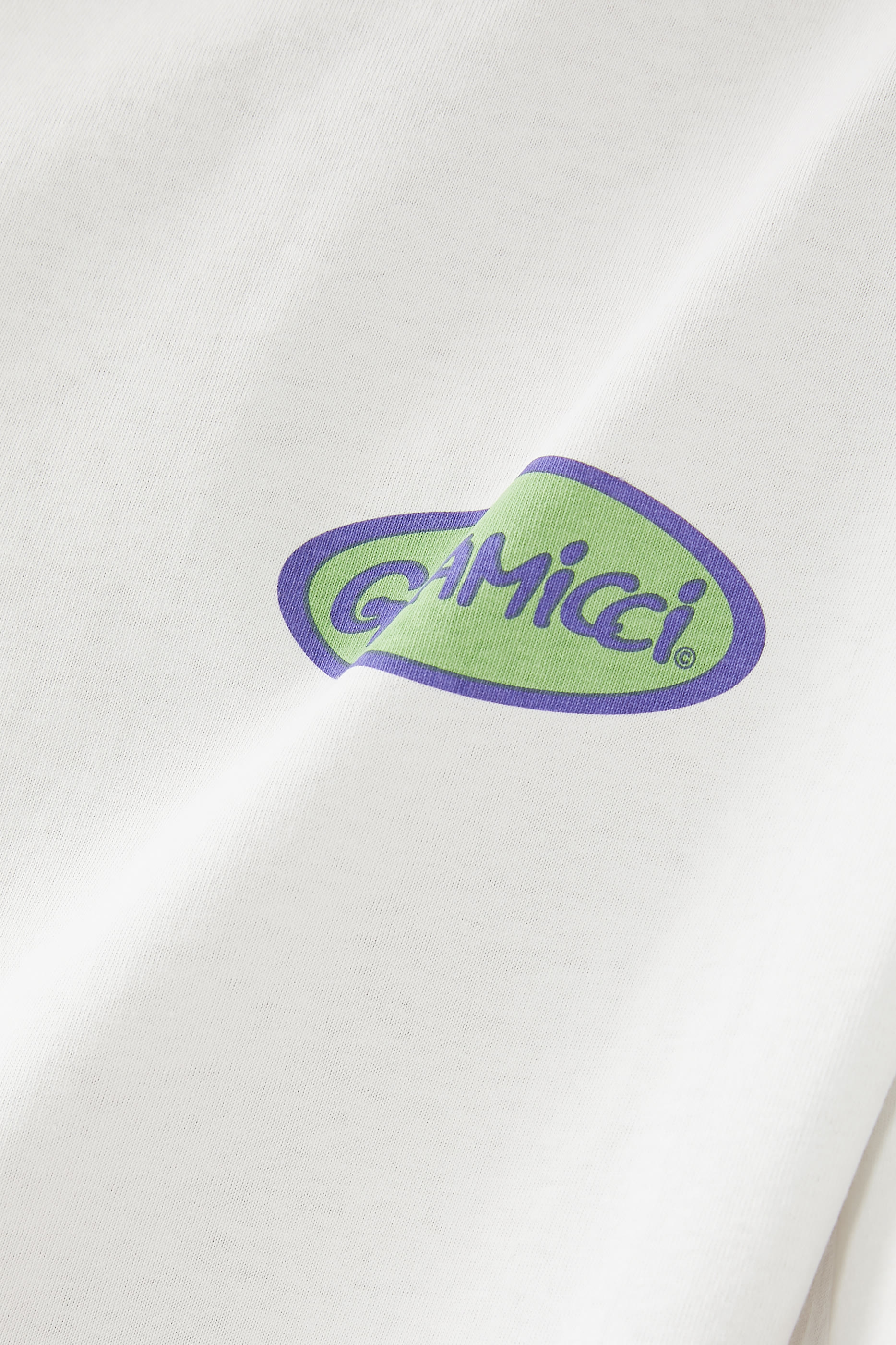 تيشيرت بطبعات شعار الماركة بشكل بيضاوي