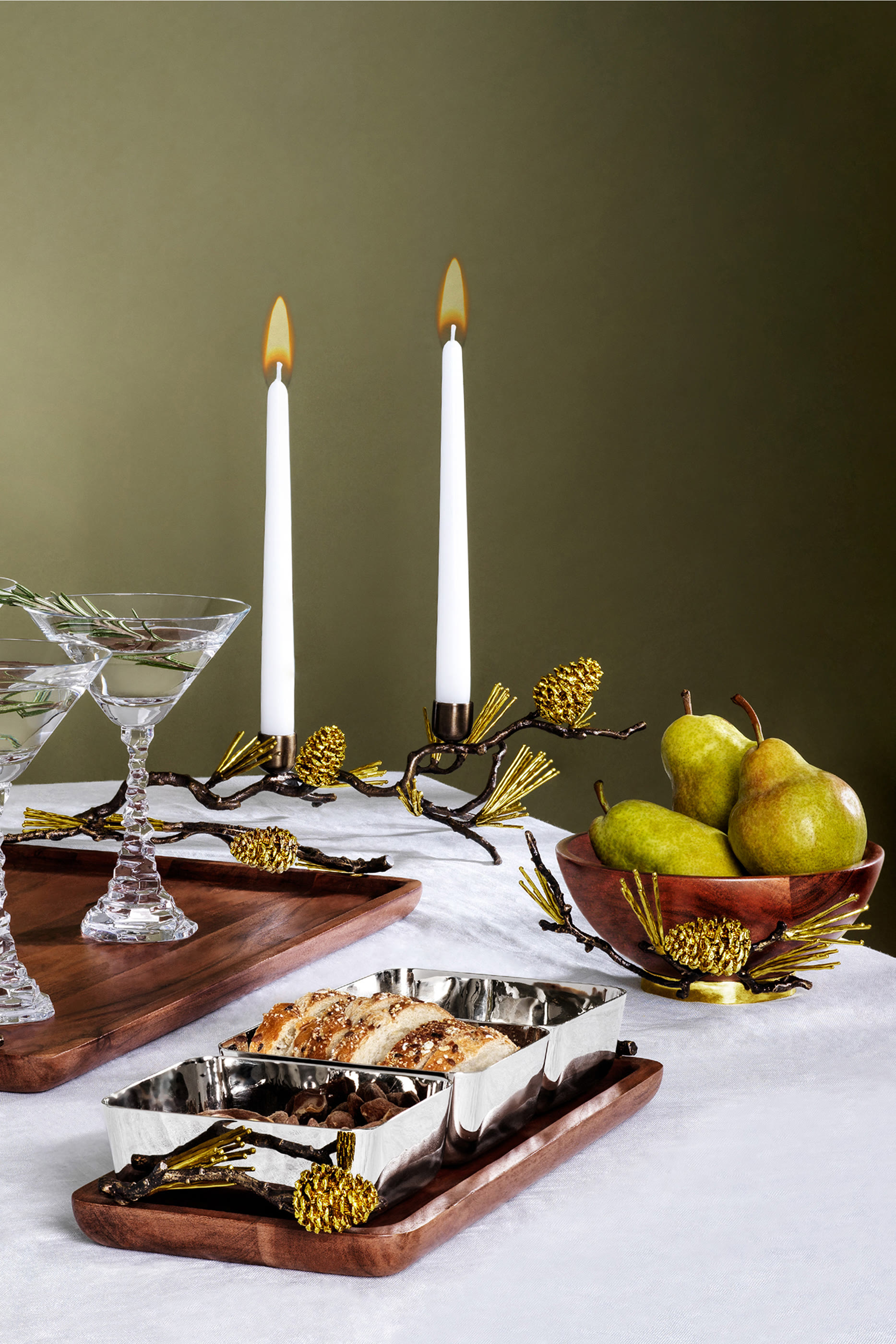 وعاء خشبي صغير مزين بالصنوبر