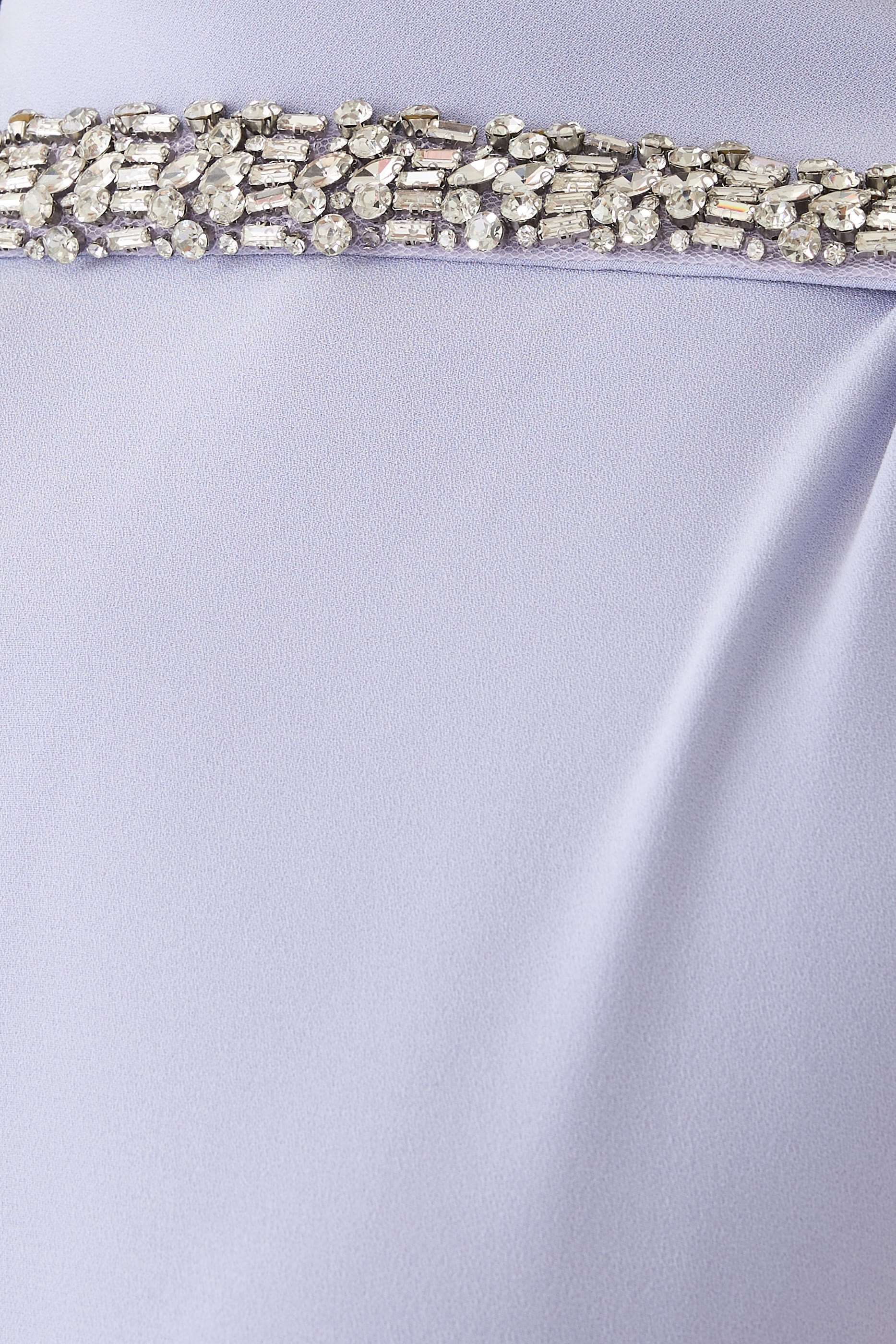 فستان سهرة بكاب وتطريزات ستان