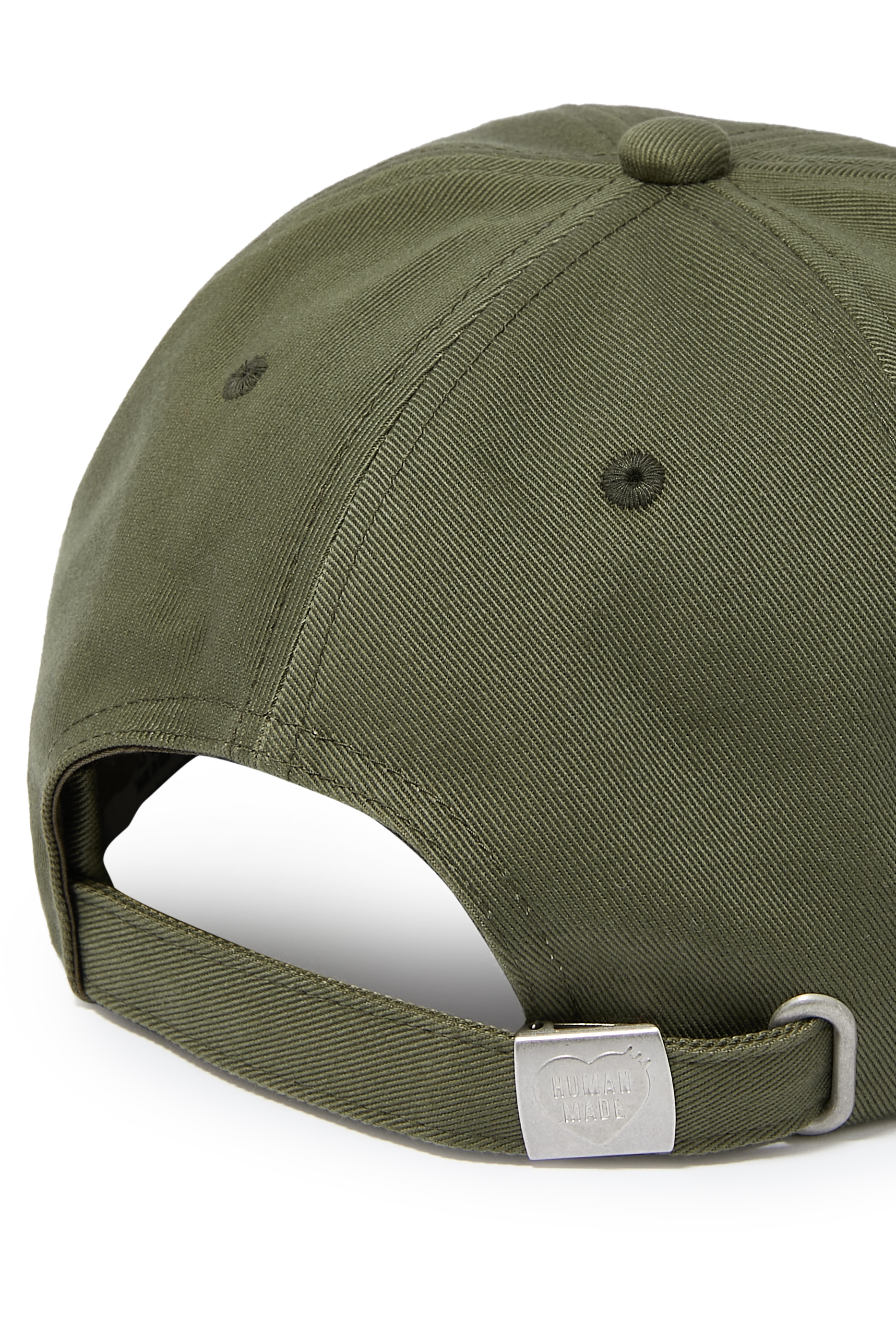 كاب بقلب مطرز بشعار الماركة