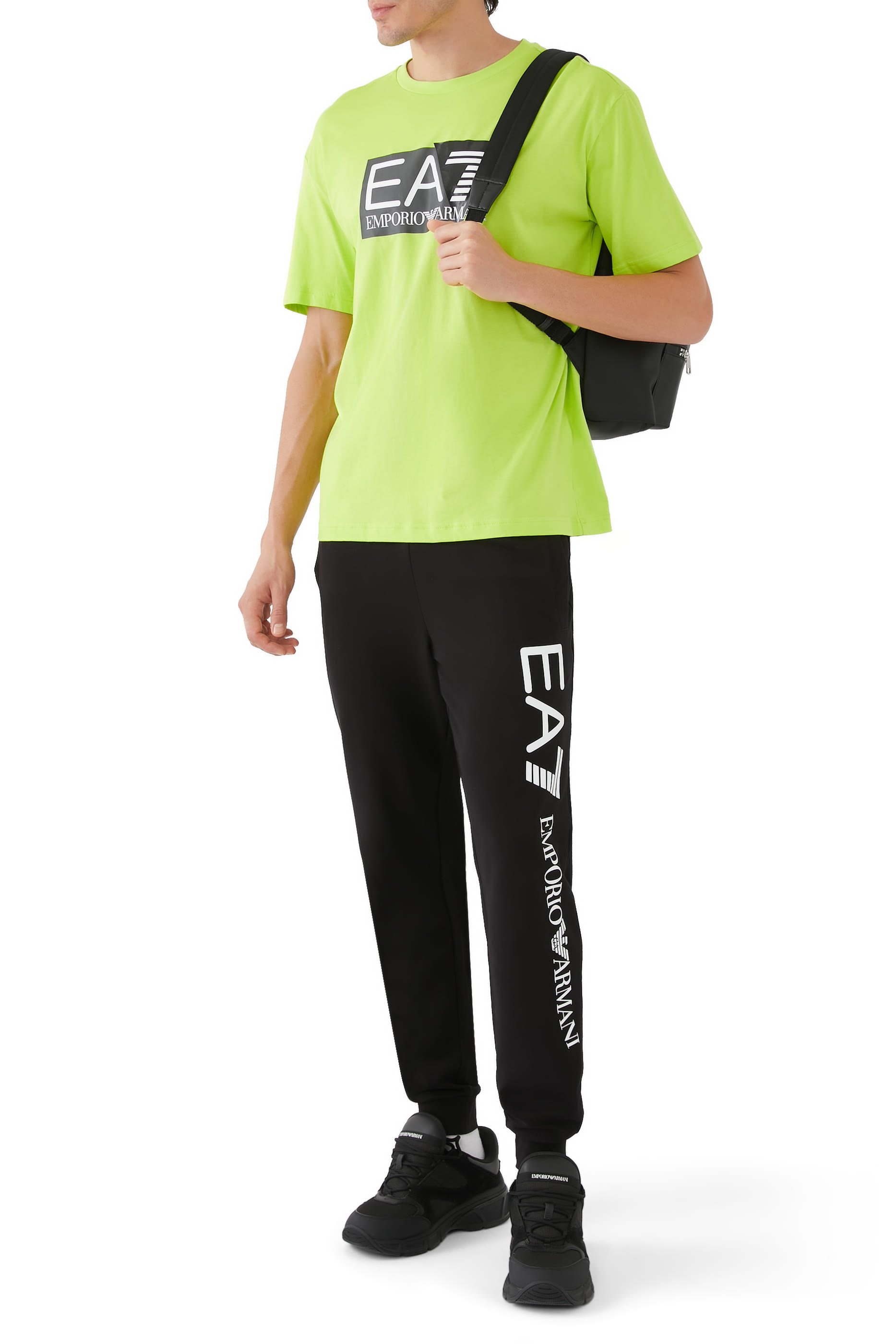 تيشيرت رياضي بشعار الماركة عاكس للضوء