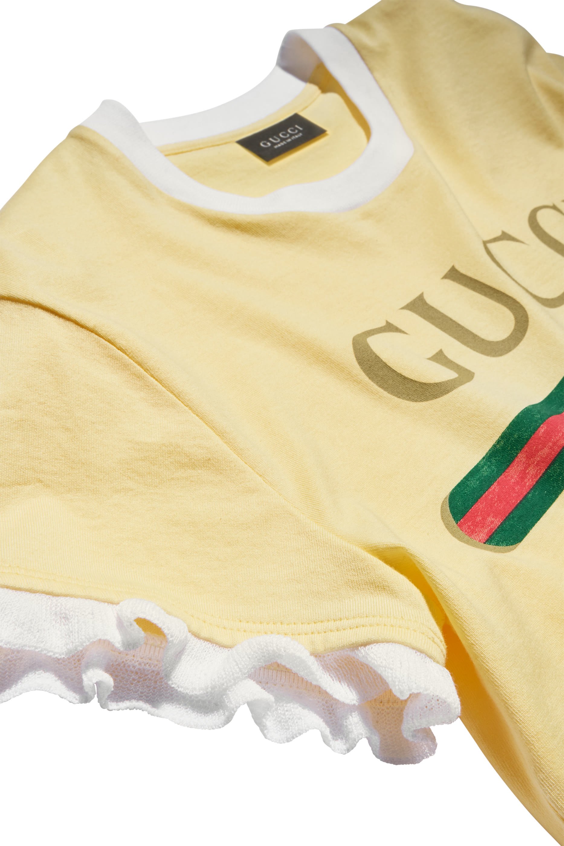 تيشيرت بطبعة شعار الماركة مزين بكشكش