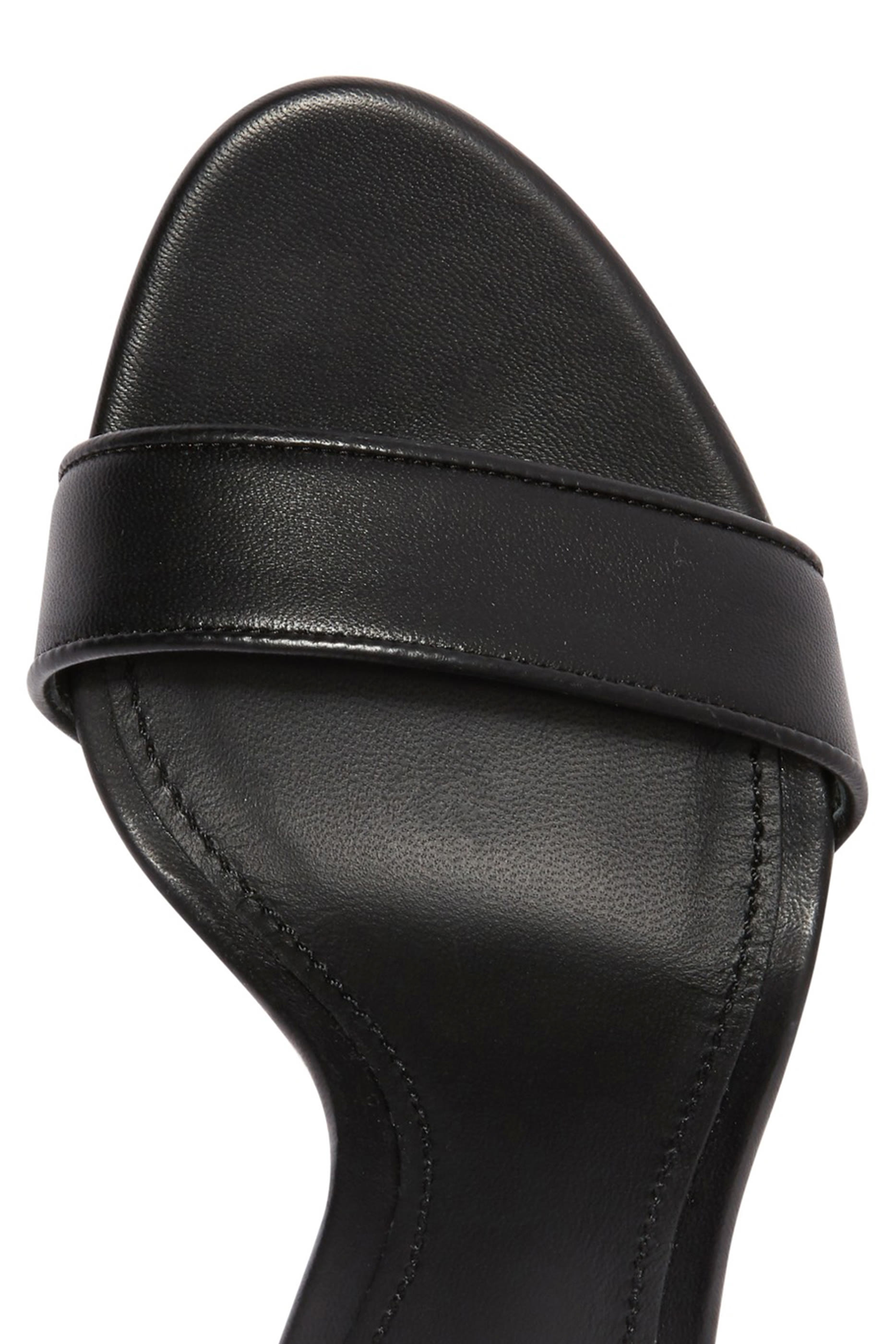 صندل 105 جلد بكعب بتصميم شعار الماركة الباروكي