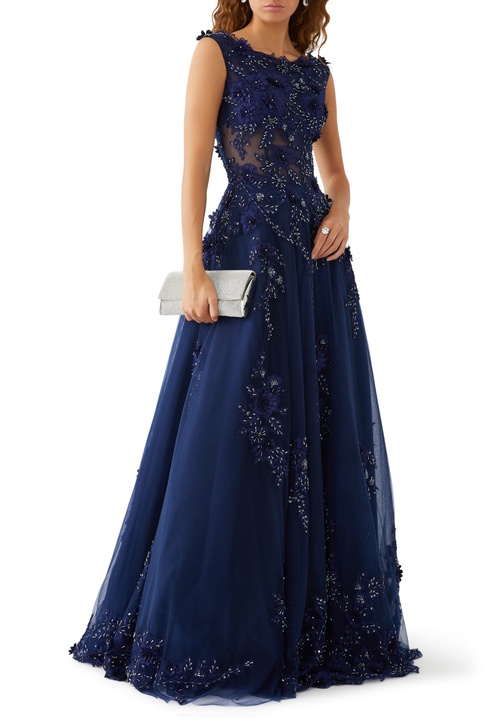 فستان سهرة طويل بلا أكمام