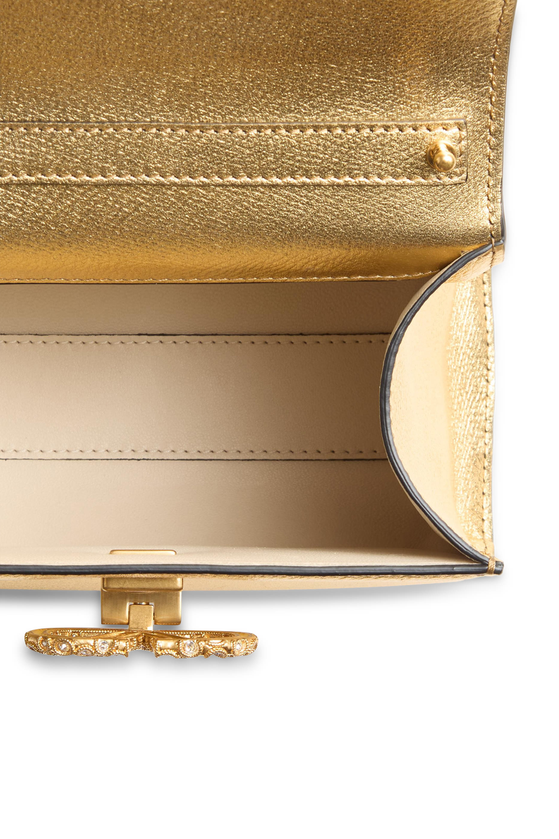 حقيبة يد بشعار الماركة