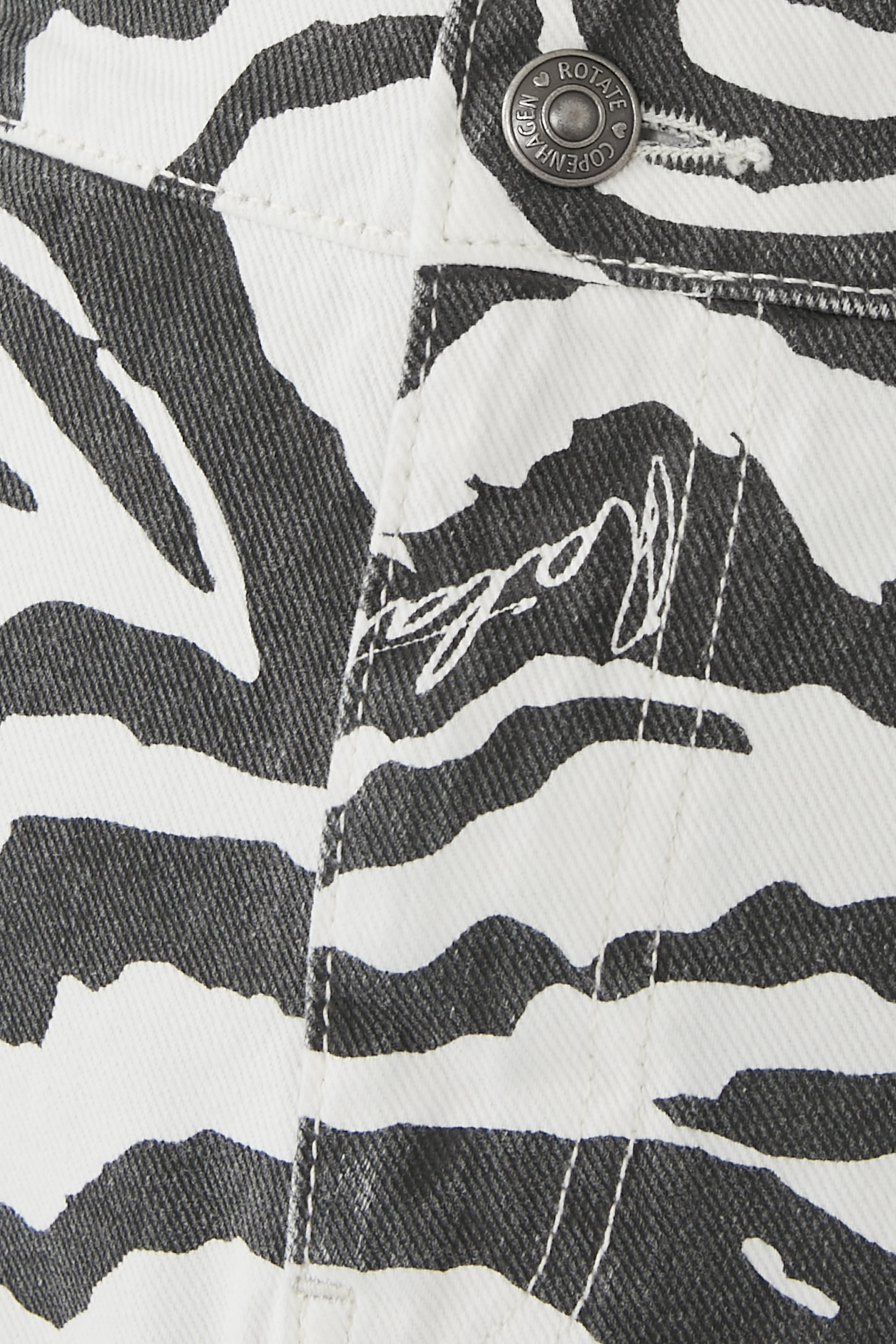 تنورة دنيم بنقشة