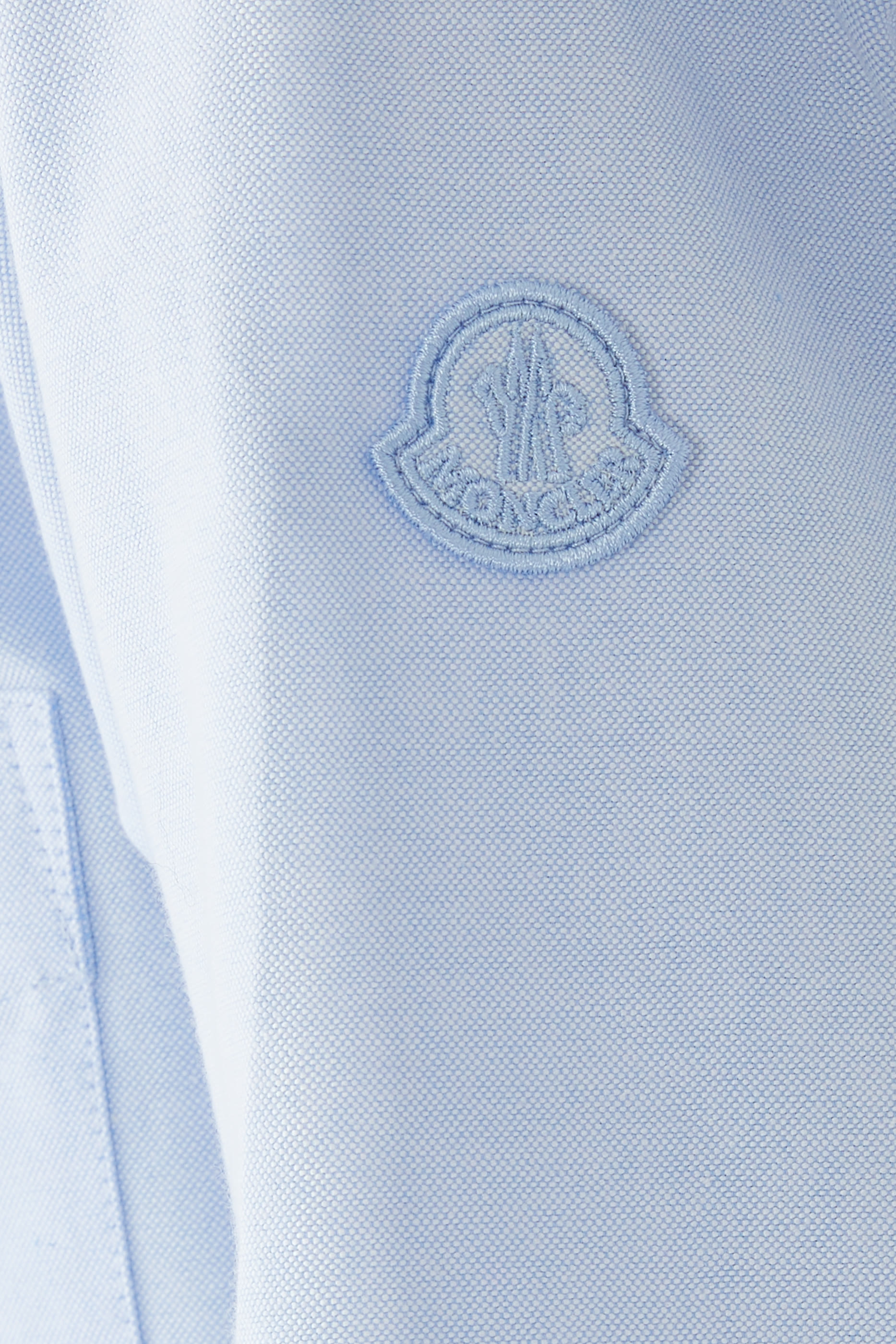 قميص بأكمام طويلة