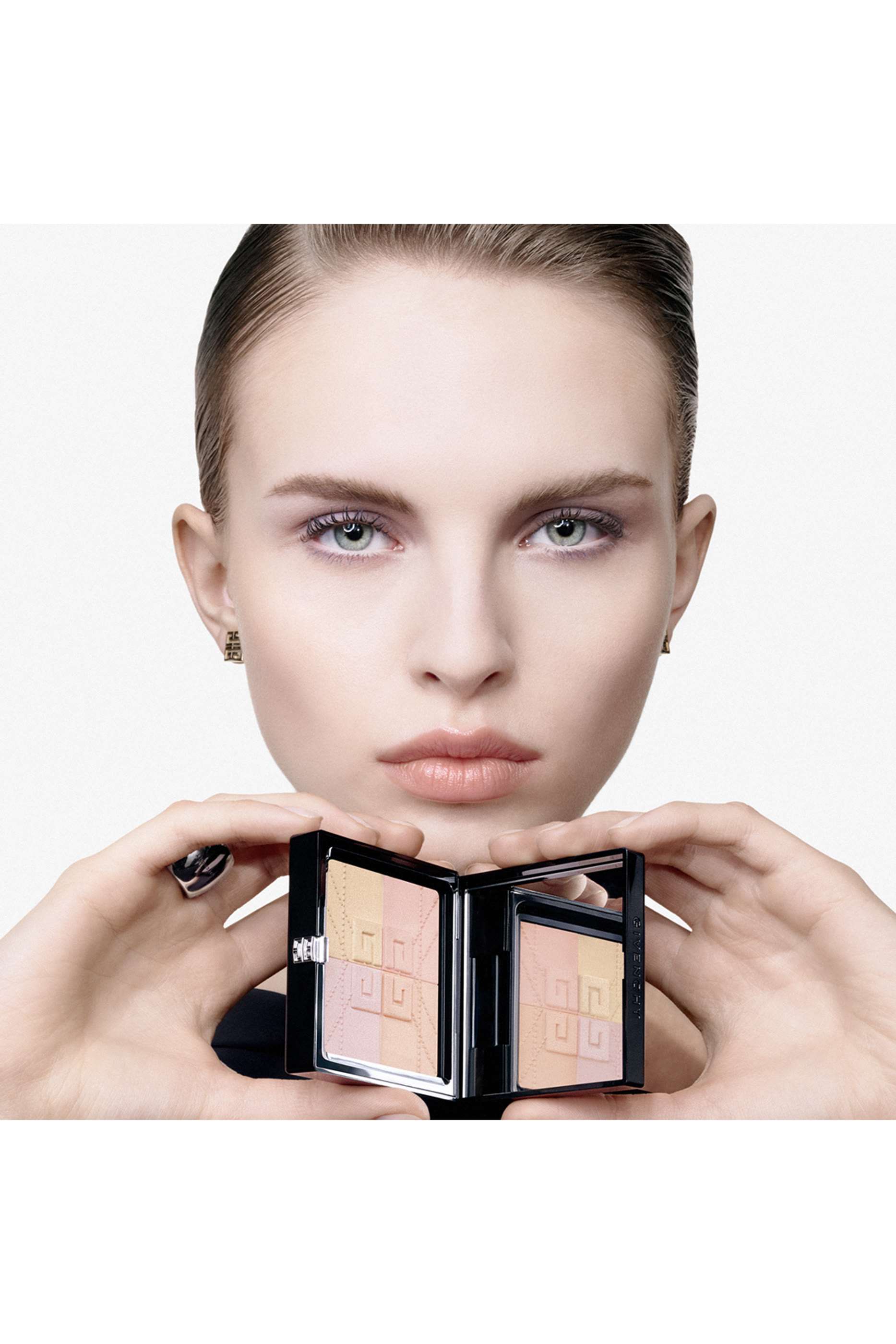 بودرة مضغوطة بريزم ليبر بأربعة ألوان