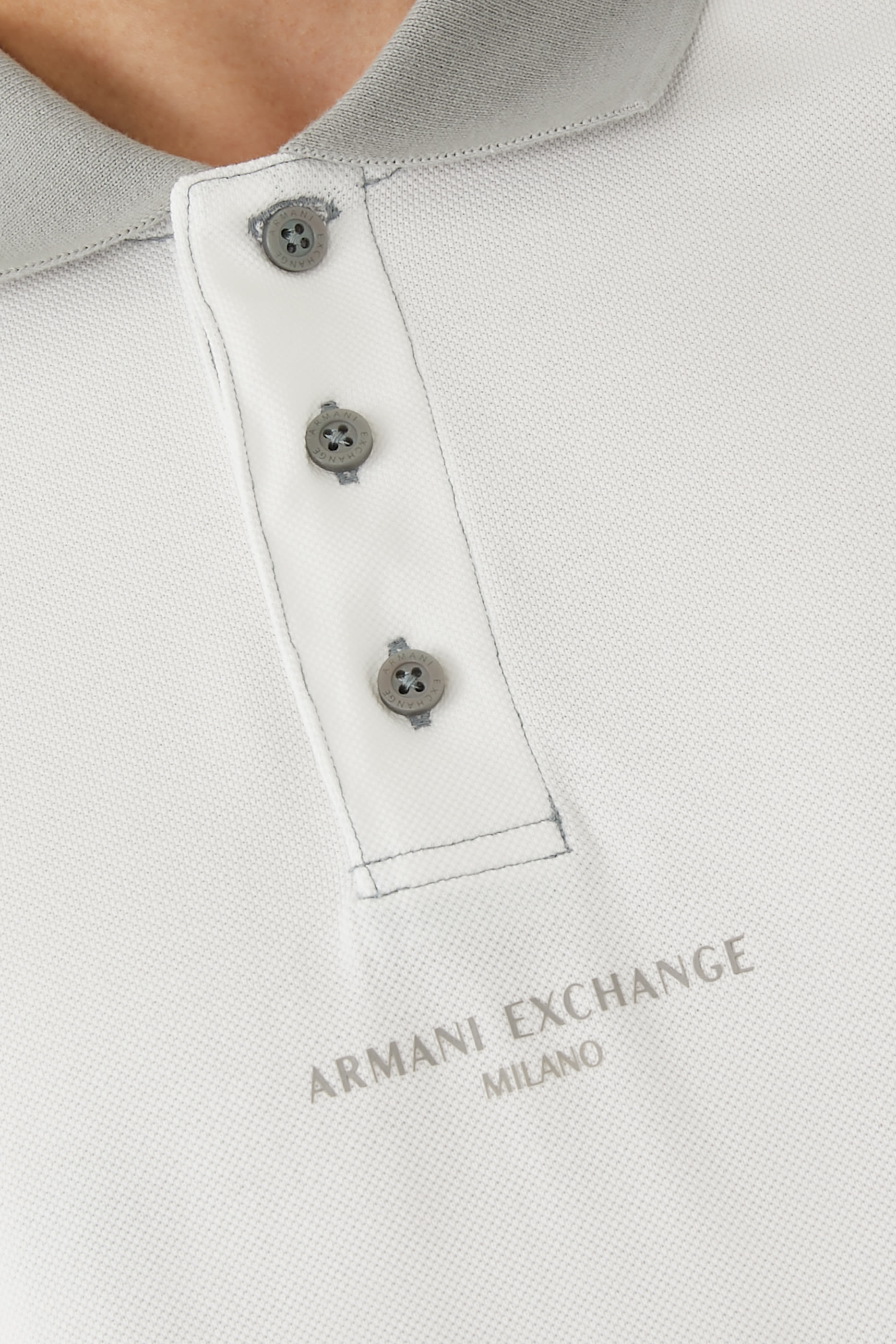 قميص بولو بشعار الماركة