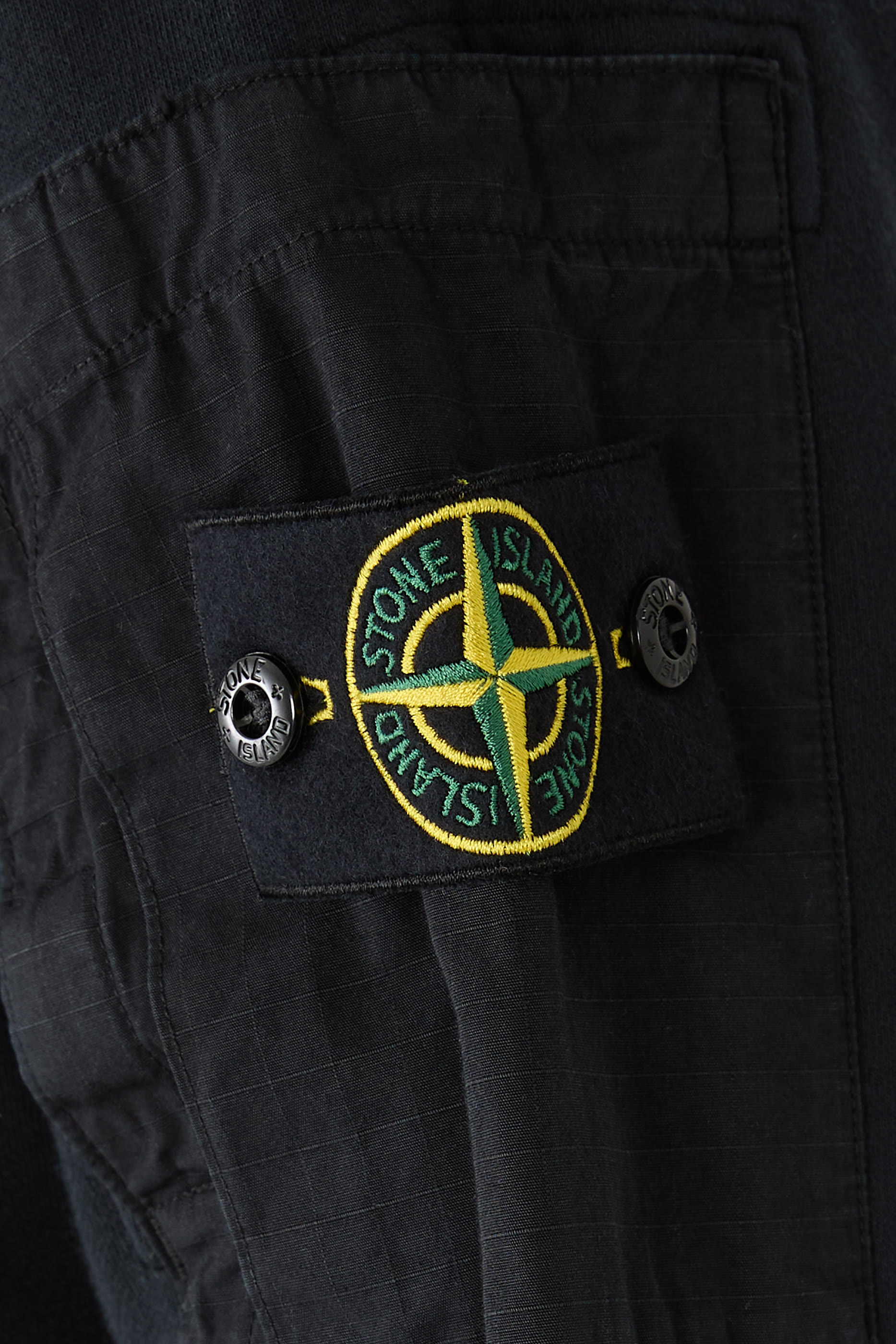 سويت شيرت بياقة ضيقة ورقعة شعار الماركة