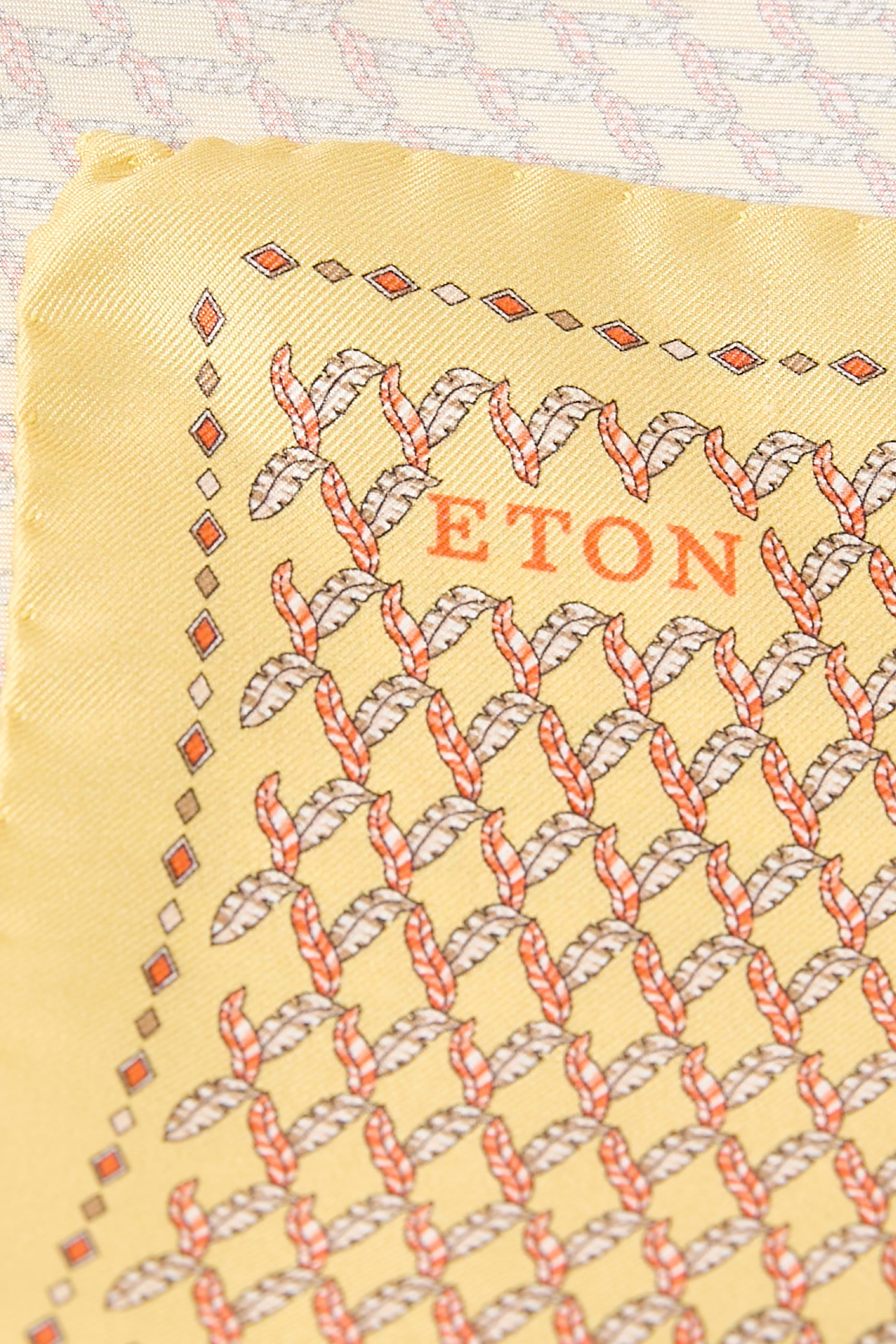 منديل جيب بنقشة أوراق حرير تويل 