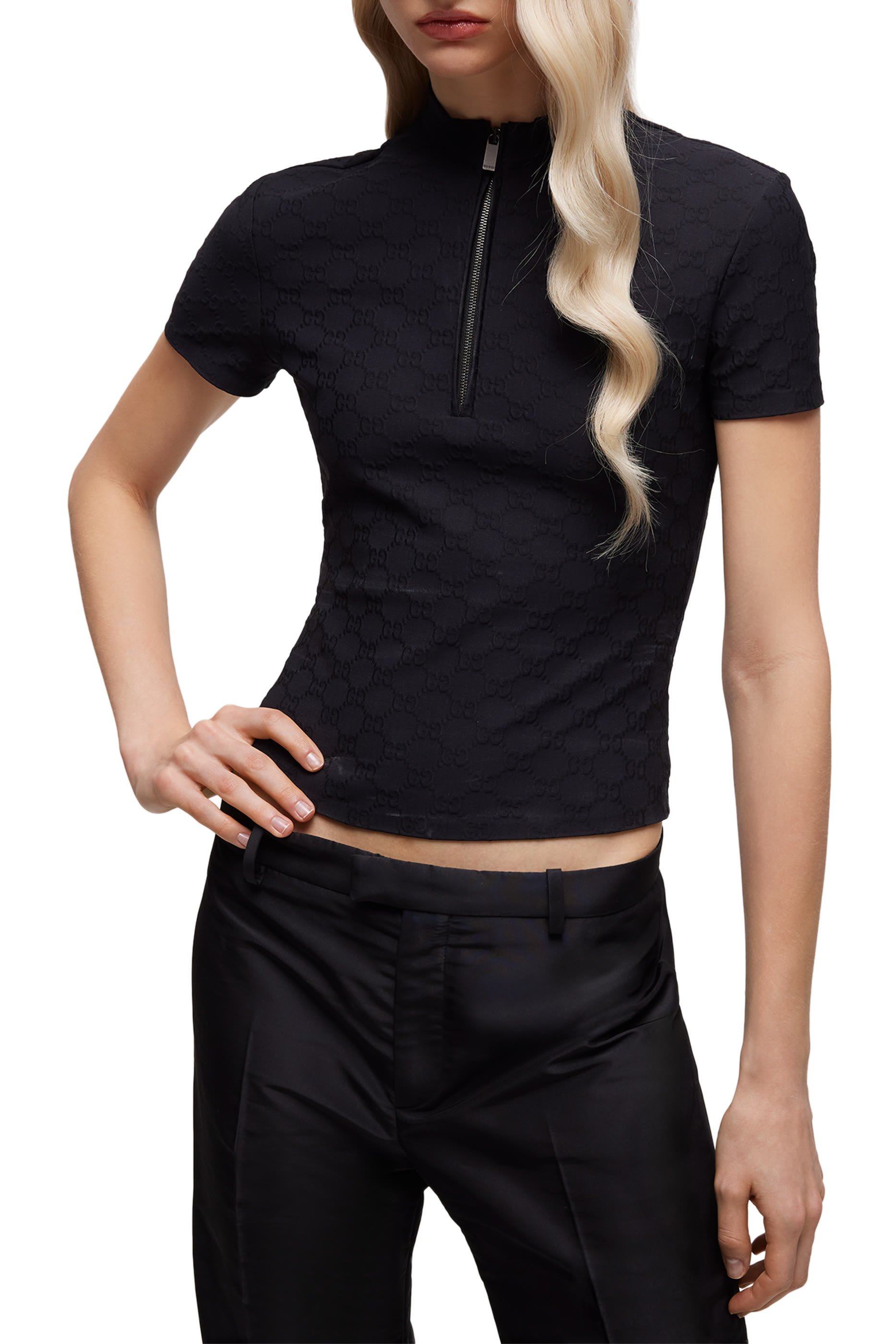 تيشيرت بنصف سحاب ونقشة حرفي شعار الماركة