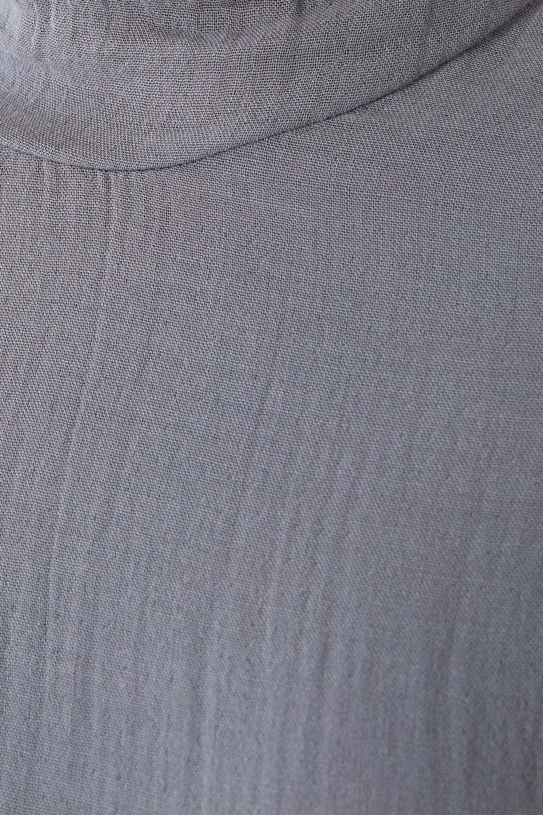 فستان طويل بياقة عالية