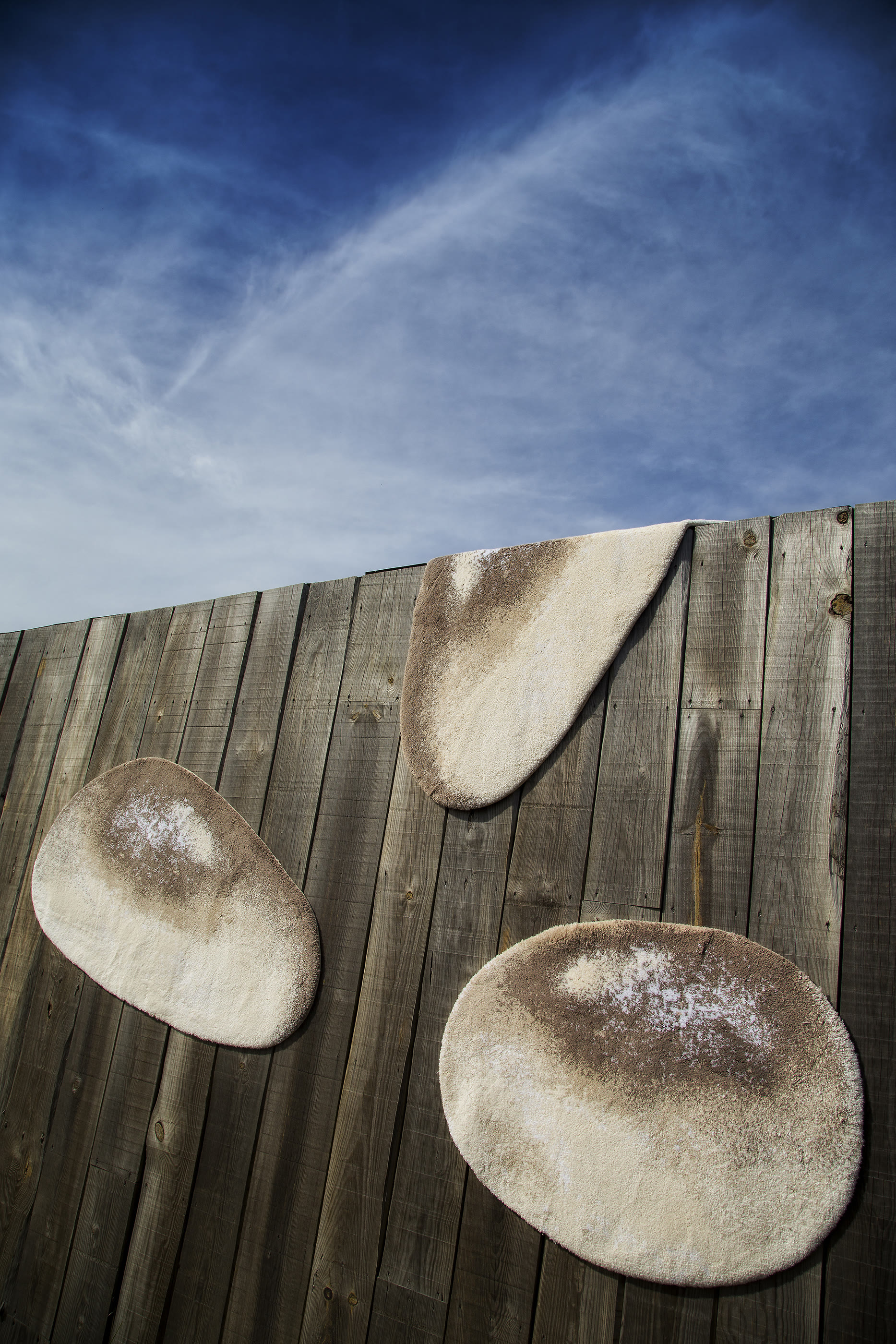 دواسة حمام بتصميم حجر