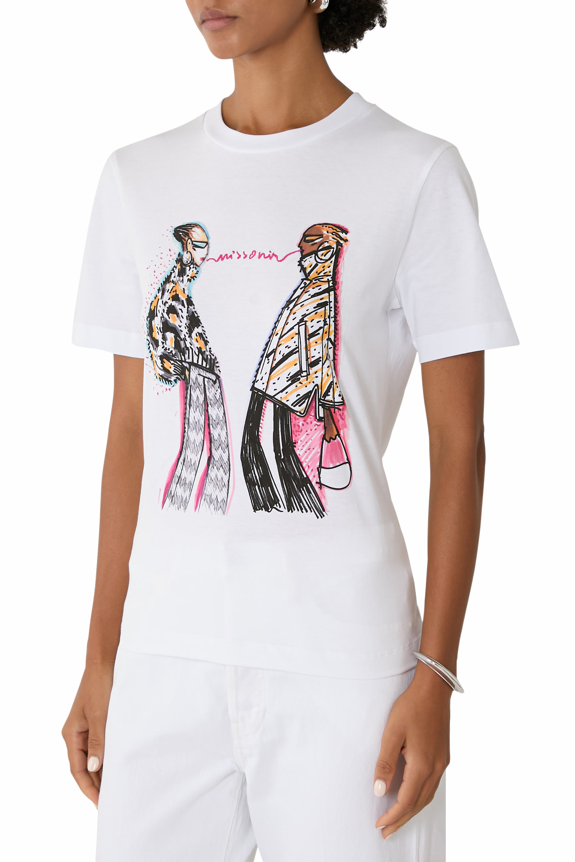 تيشيرت بأكمام قصيرة مزين بطبعة وشعار الماركة