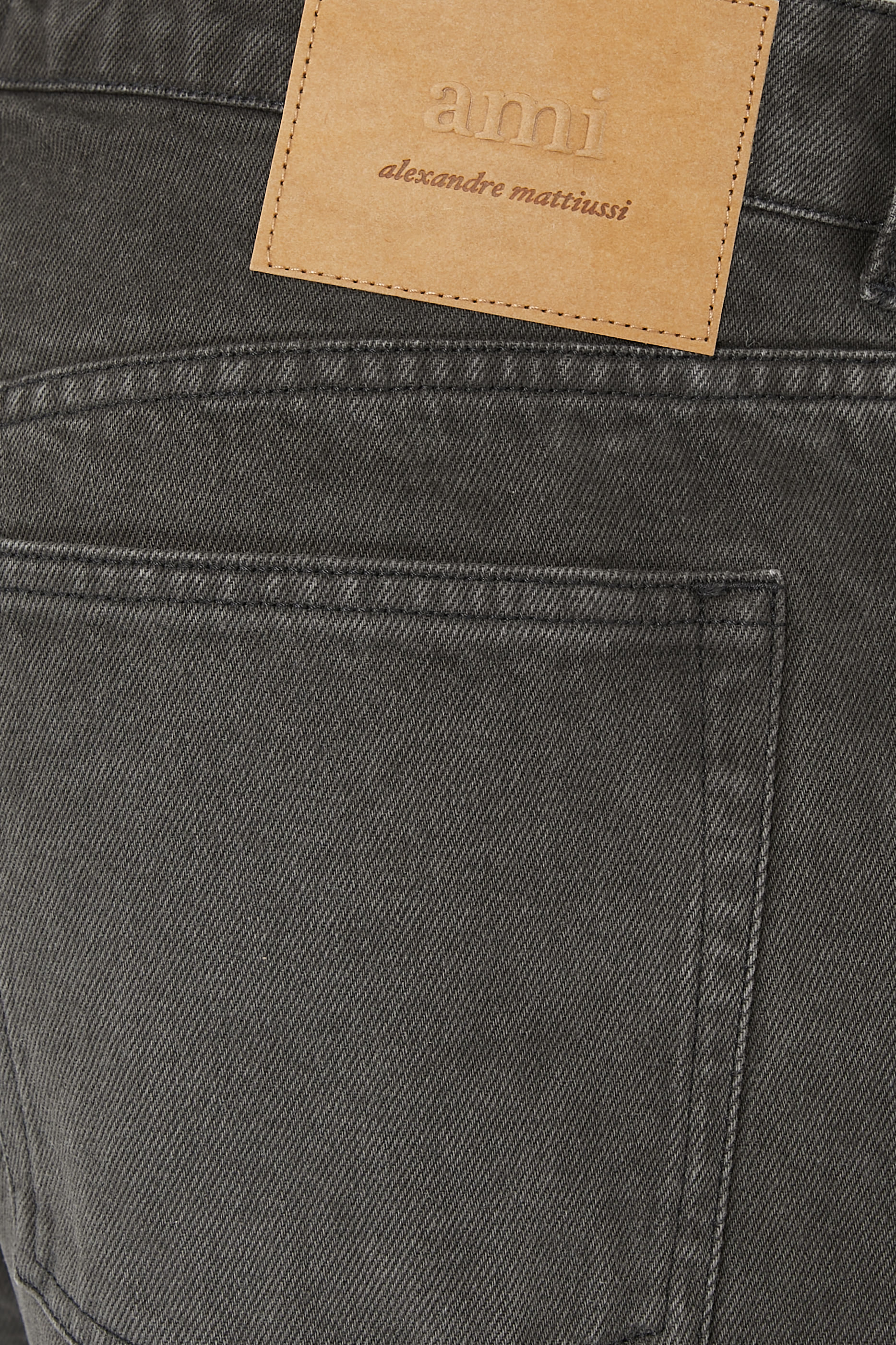 بنطال جينز بقصة فضفاضة