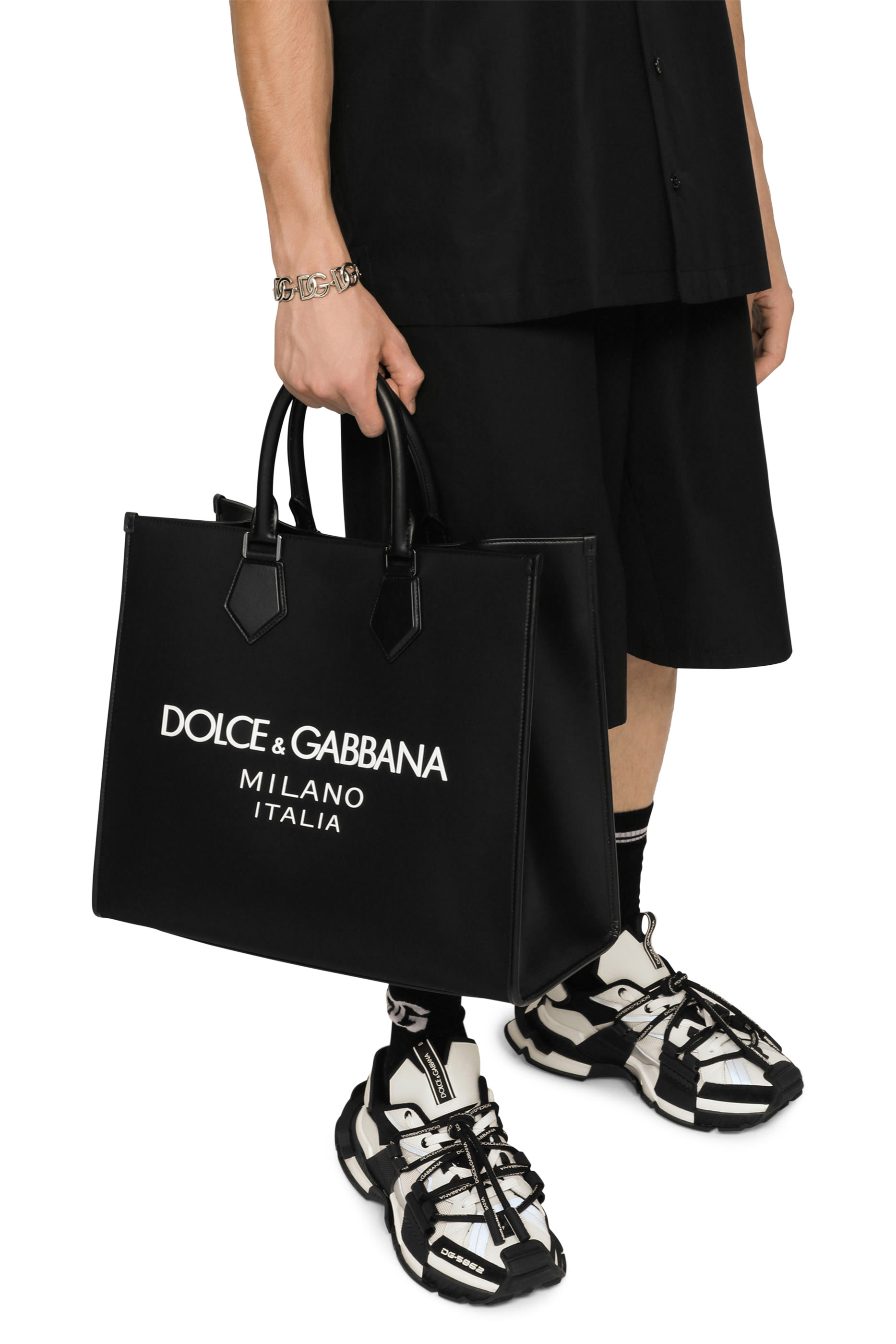 سوار بتصميم بشعار حرفي الماركة