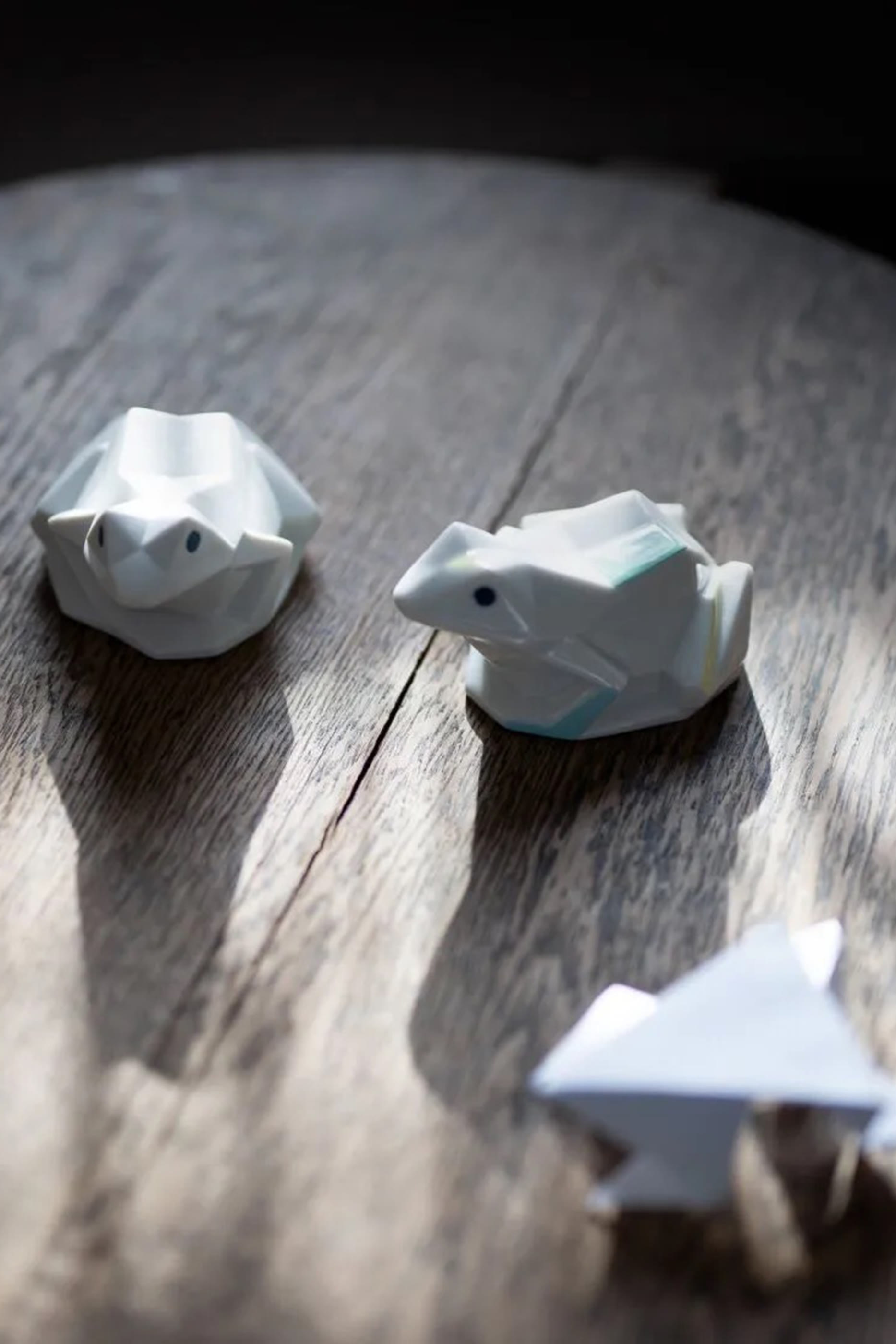 قطعة ديكور لامعة بتصميم ضفدع