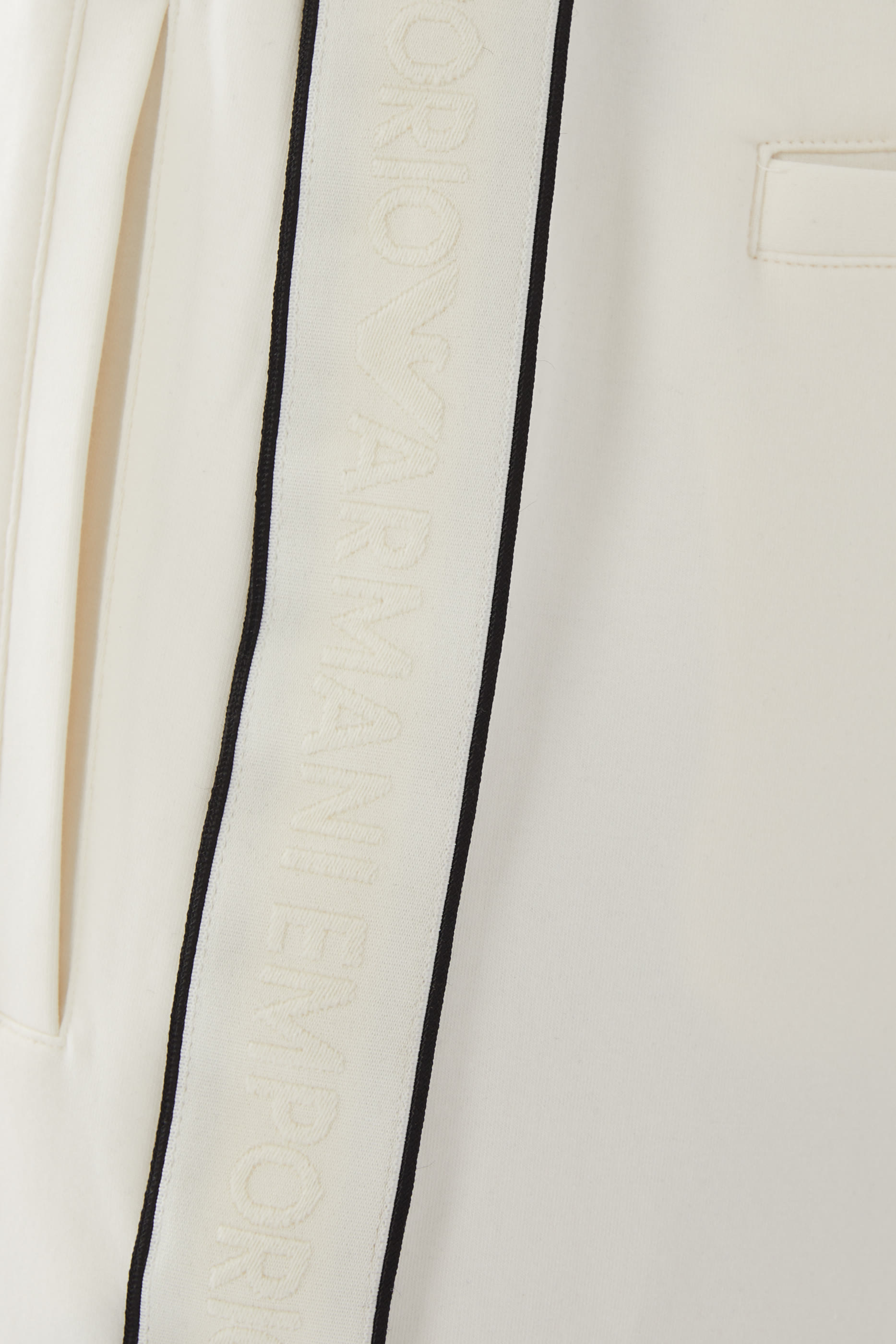 شورت رياضي بشريط شعار الماركة