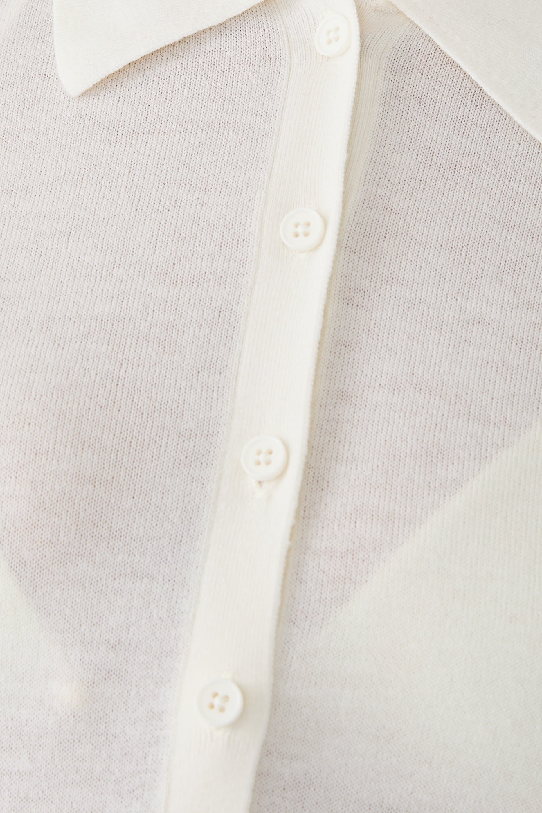 قميص بولو تالا منسوج بياقة V