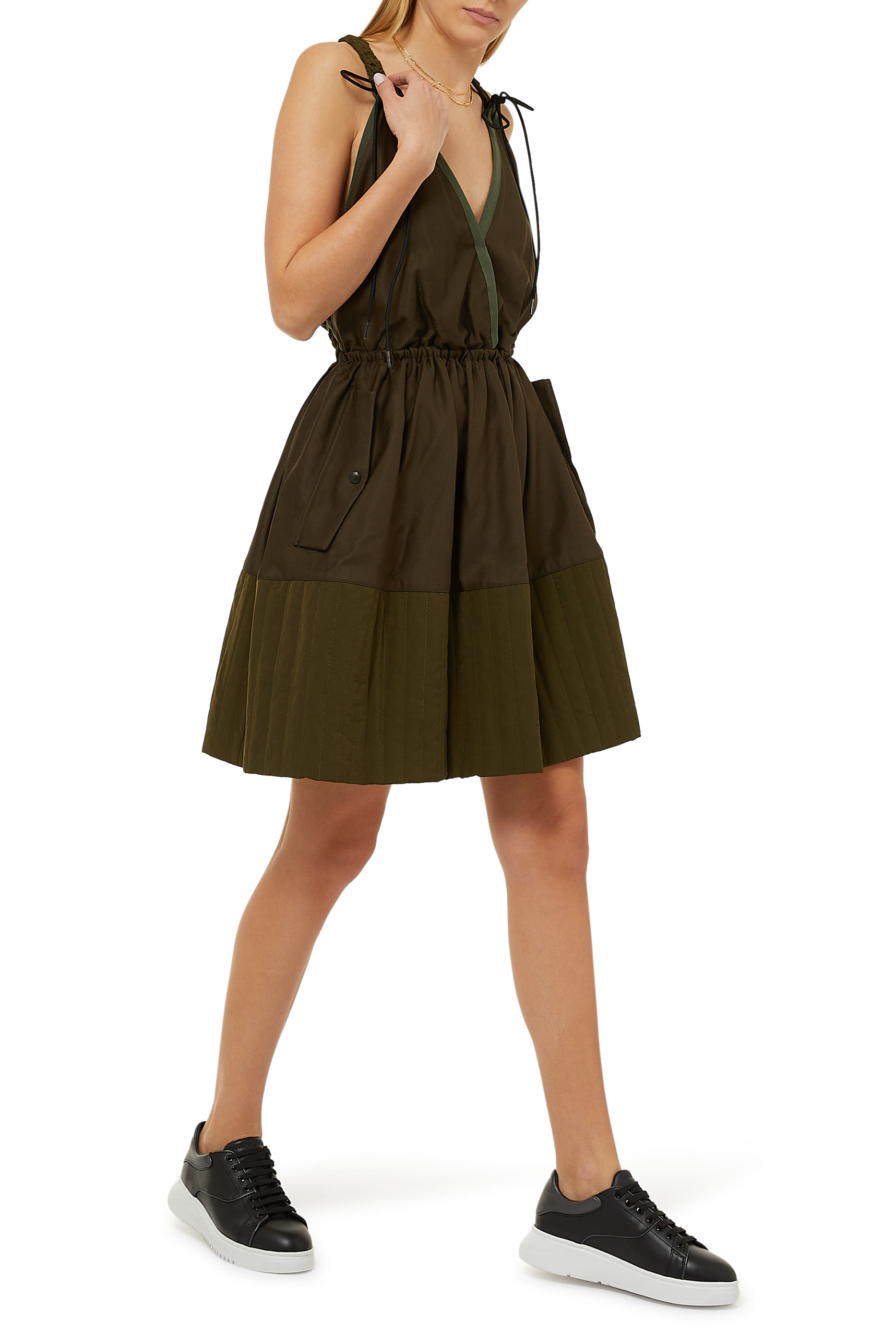 فستان واسع من الأسفل من تشكيلة كابسول الأساسية المستدامة