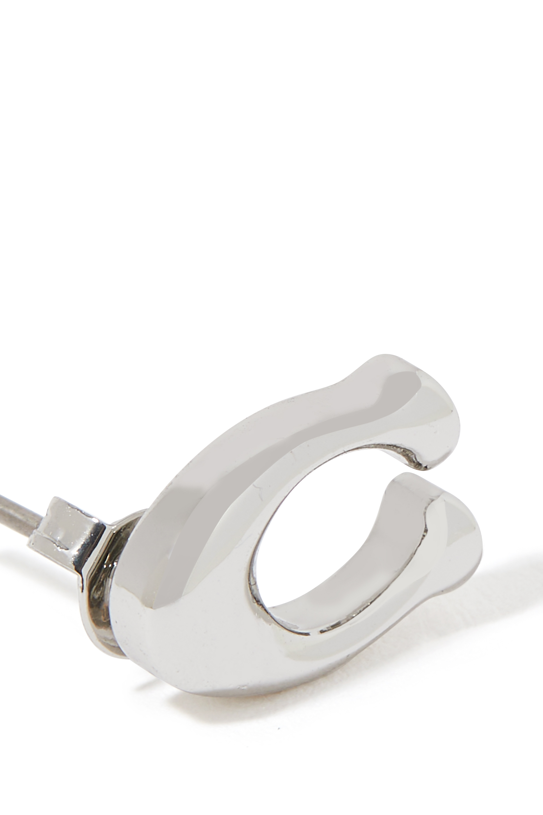 أقراط بتصميم شعار الماركة