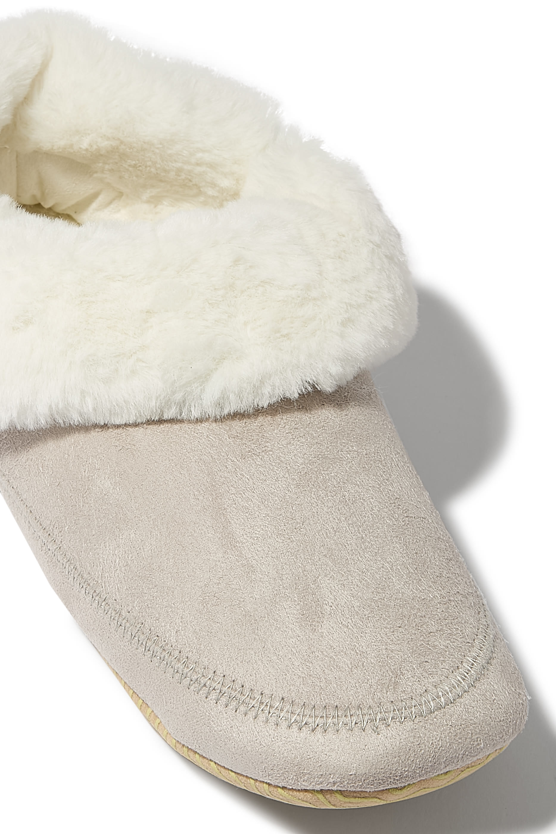 حذاء بوت كوزي بتفاصيل خياطة