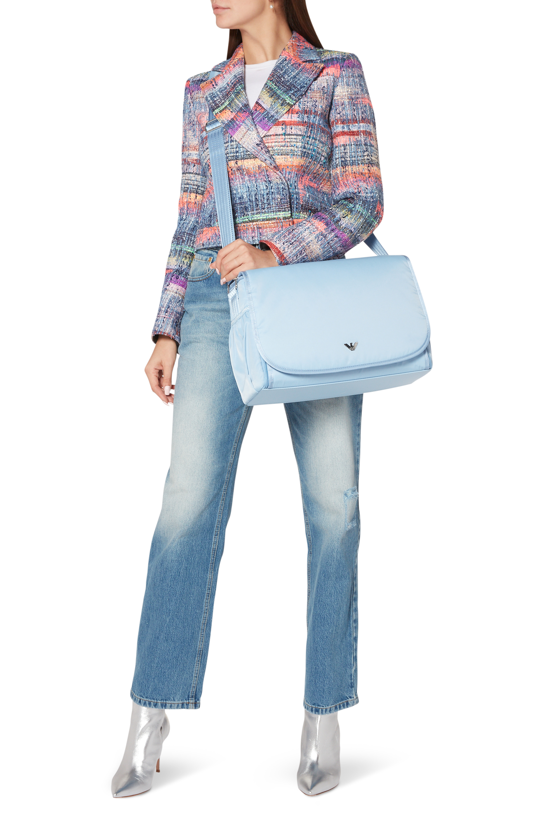 حقيبة مستلزمات الأطفال مزينة بشعار الماركة