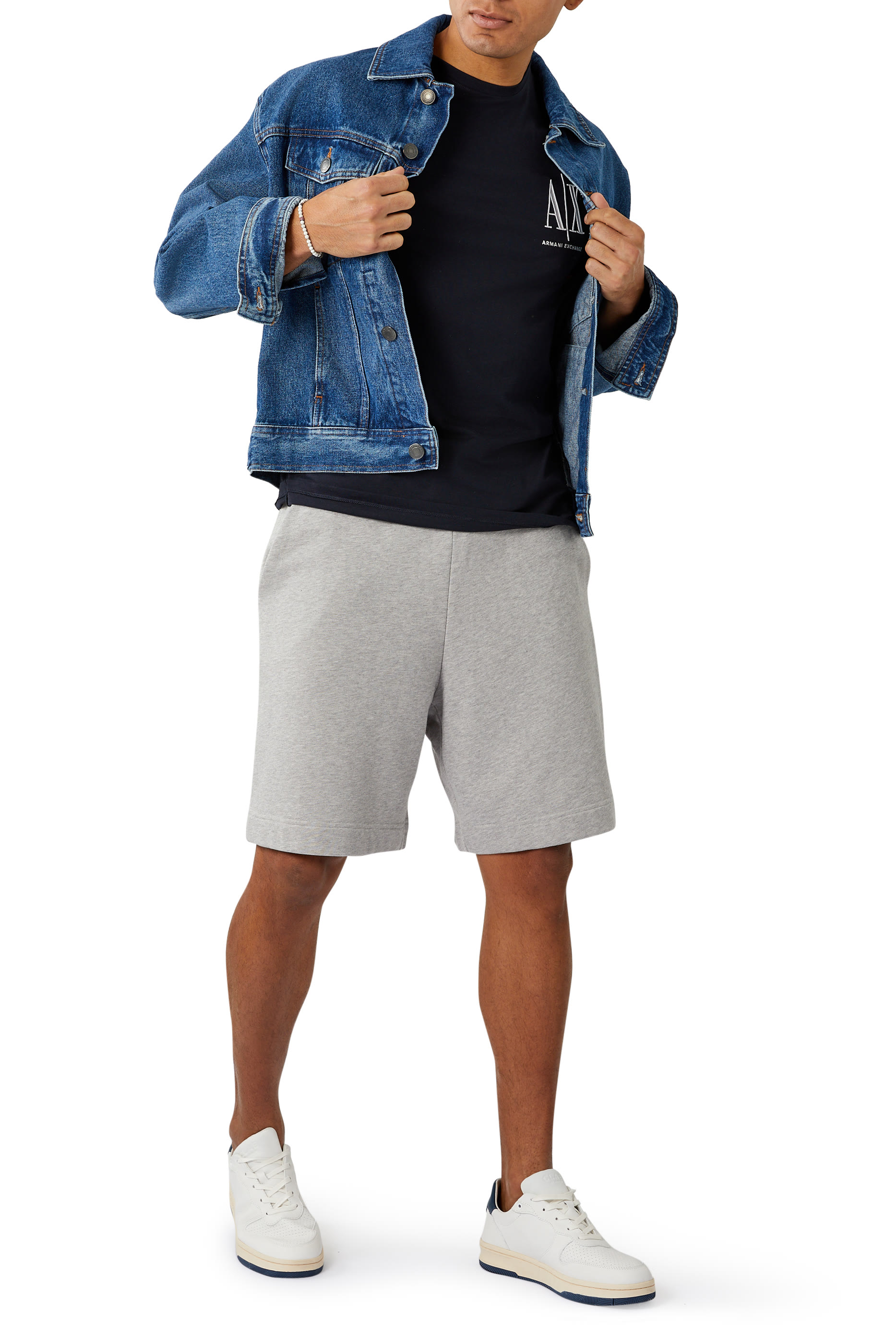 تي شيرت بطبعة شعار الماركة الشهير