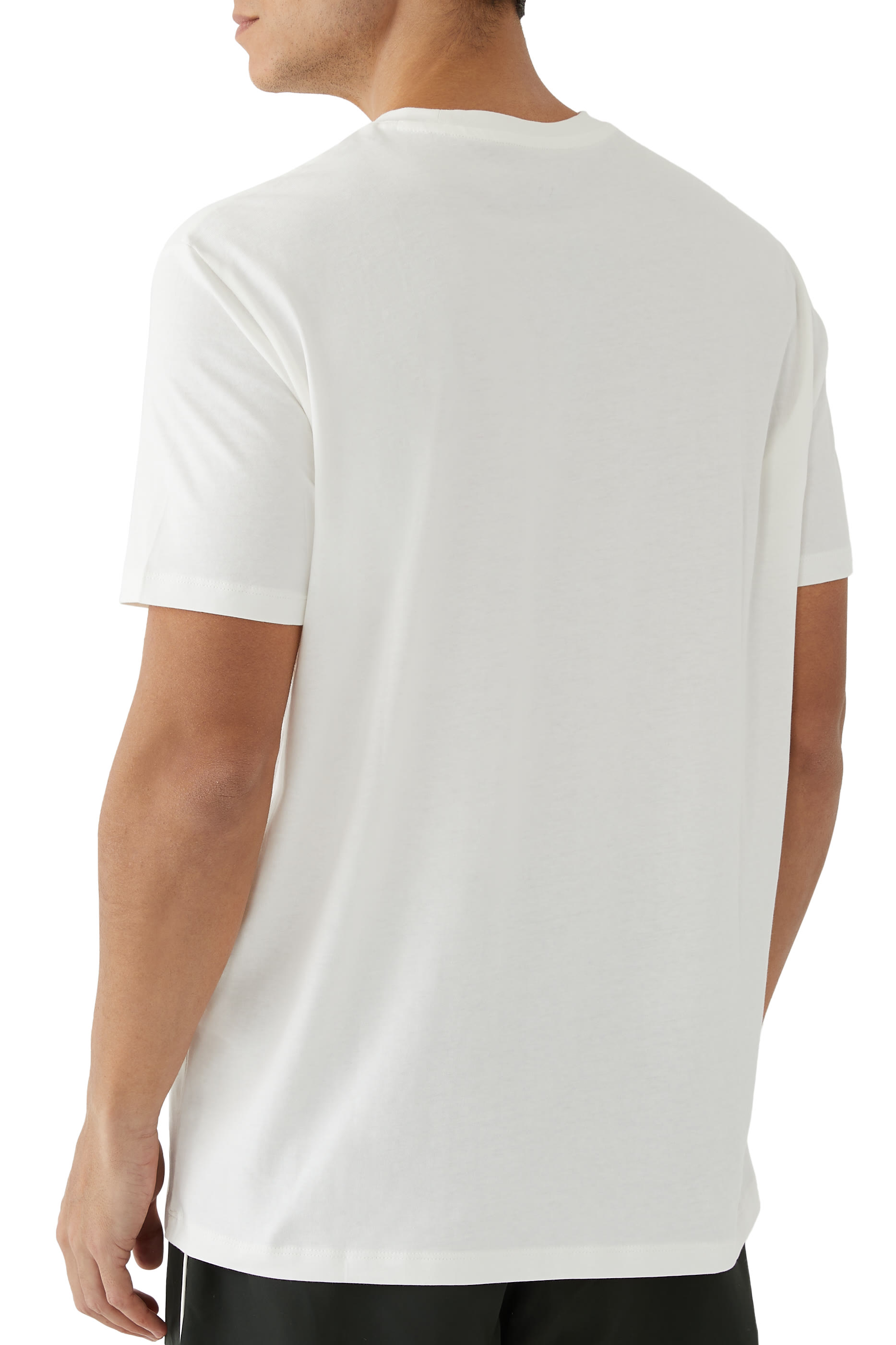 تيشيرت بحروف شعار الماركة