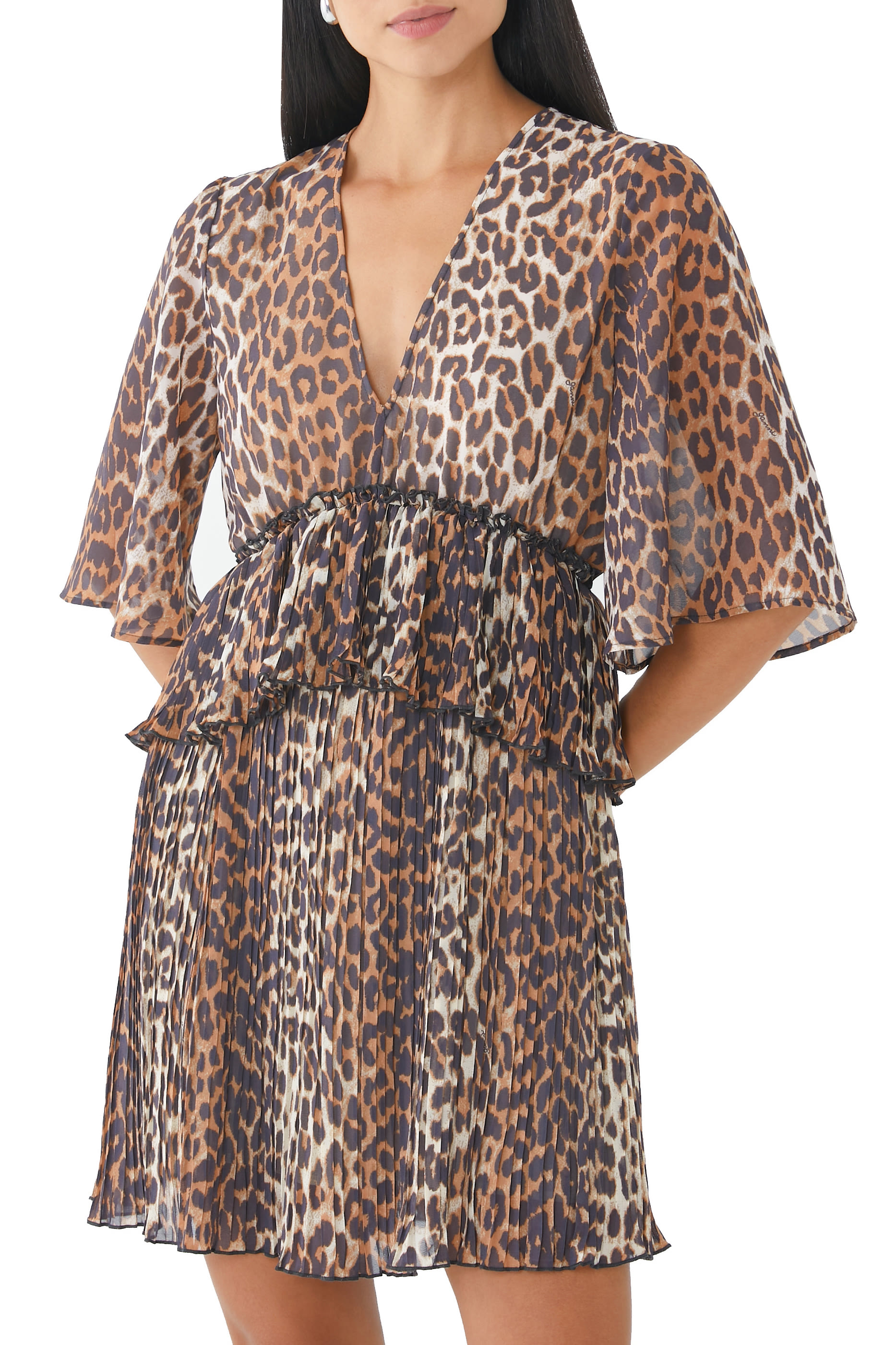 فستان قصير بياقة V وكشكش وطيات جورجيت