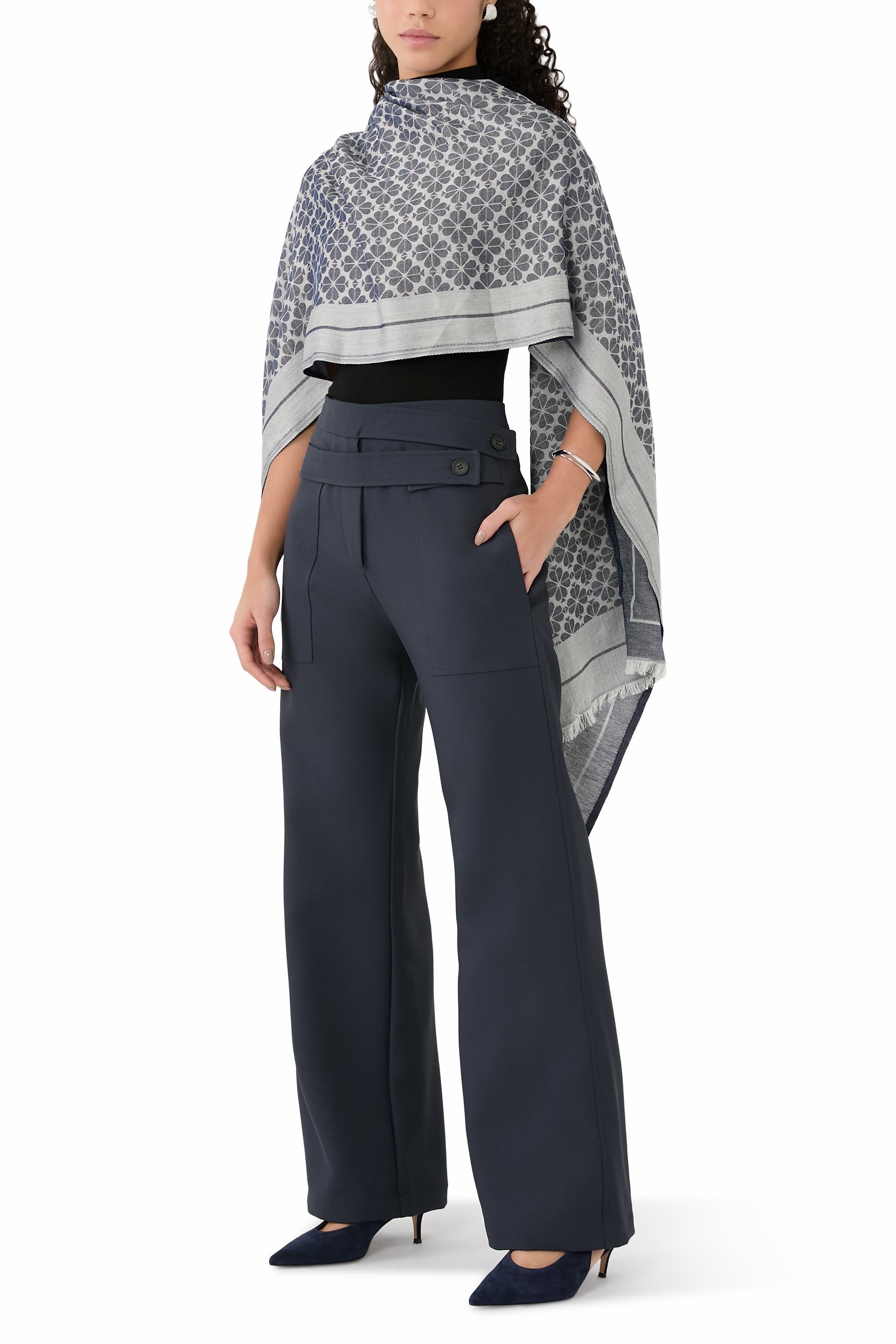 وشاح بنقشة زهور بالشكل البستوني نسيج مصبوغ