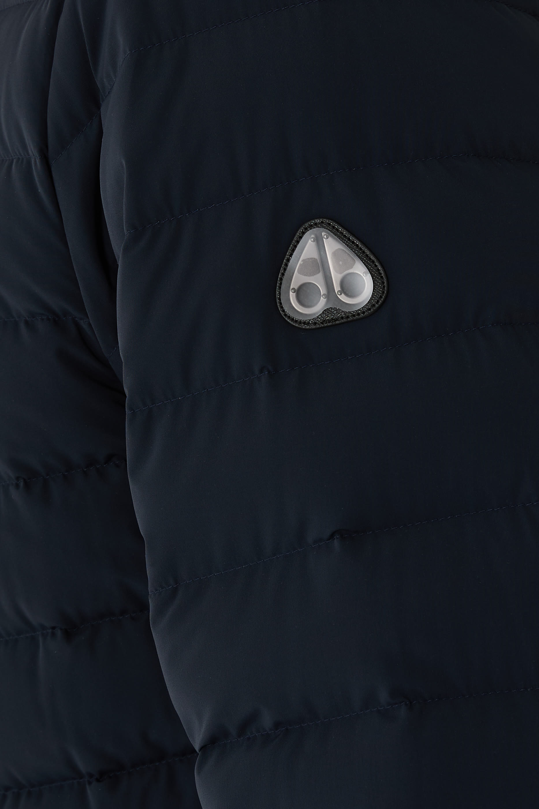 جاكيت بتصميم مبطن بزغب مزين برقعة شعار الماركة