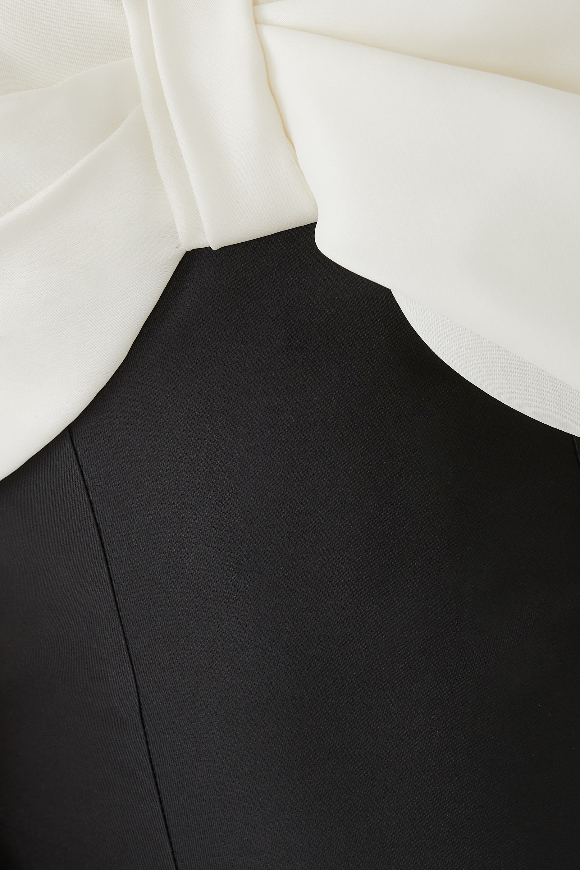 فستان سهرة بقصة مستقيمة وتصميم غير متماثل بربطة فيونكة