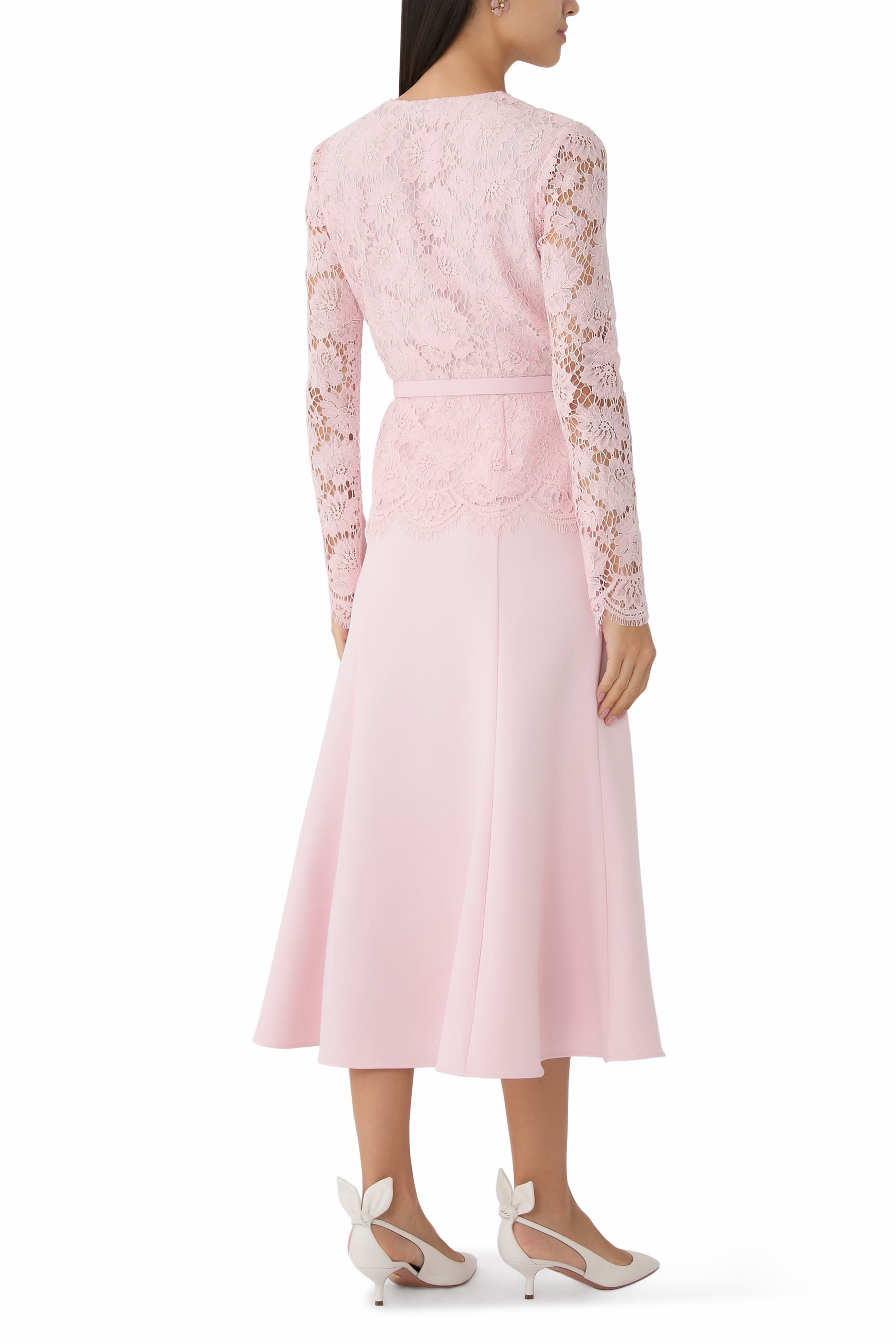 فستان متوسط الطول بقصة مستقيمة دانتيل