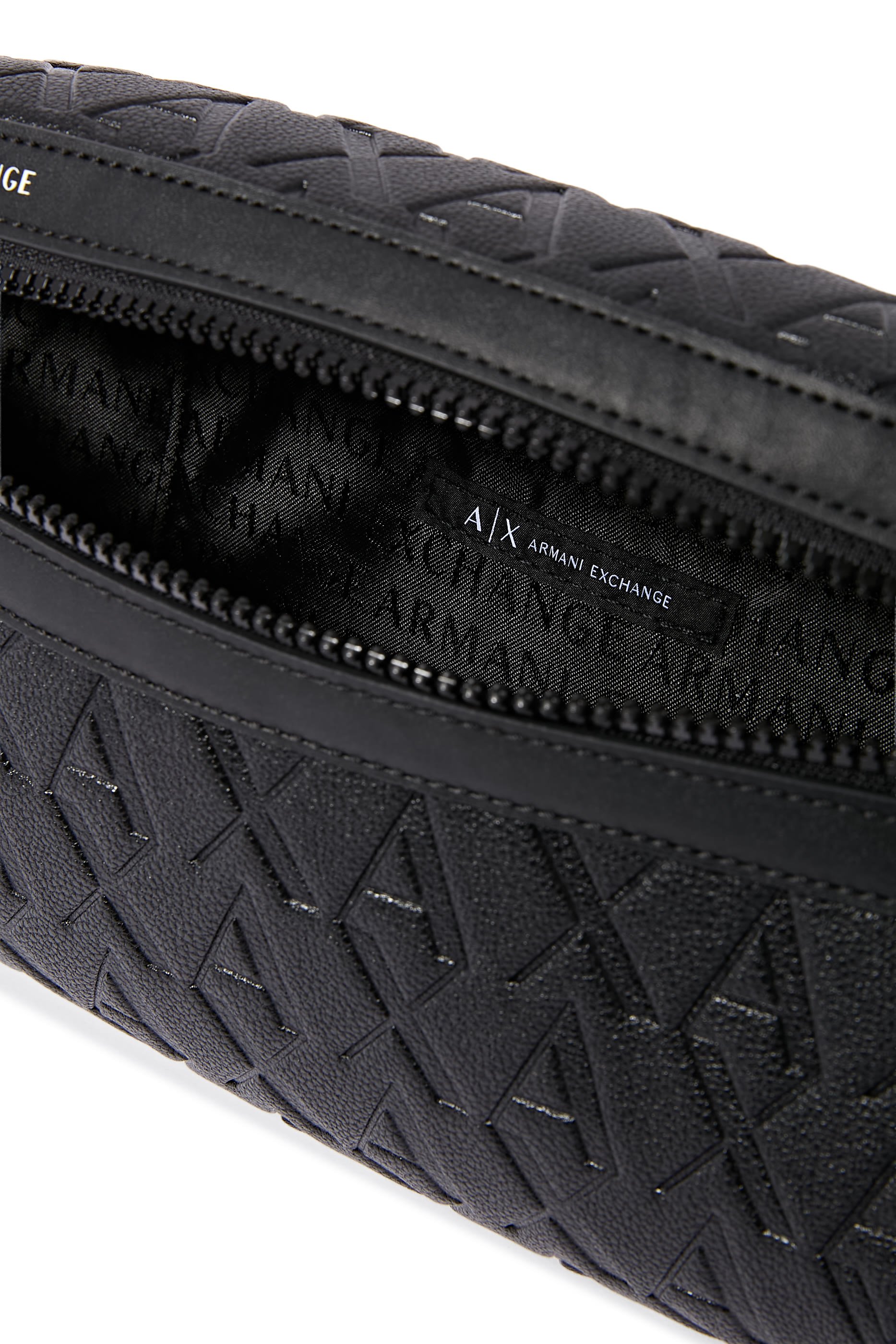 حقيبة بحزام وشعار الماركة بالكامل