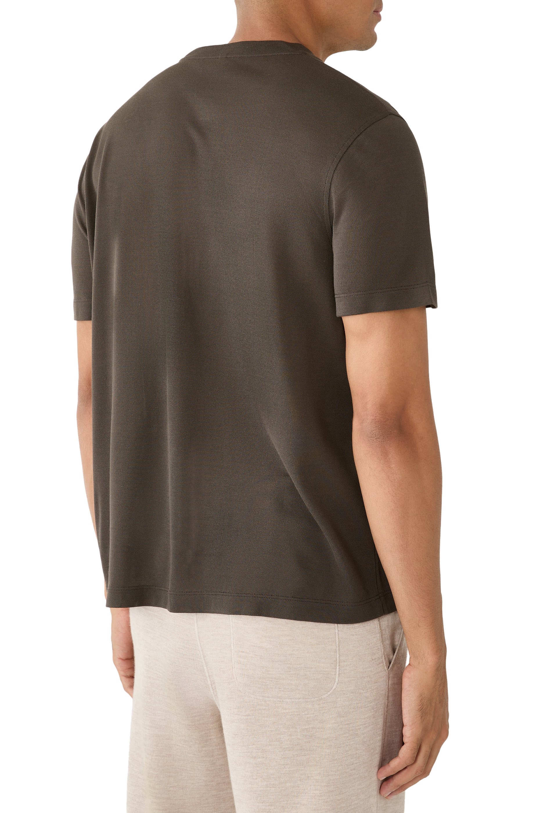 تيشيرت بياقة ضيقة