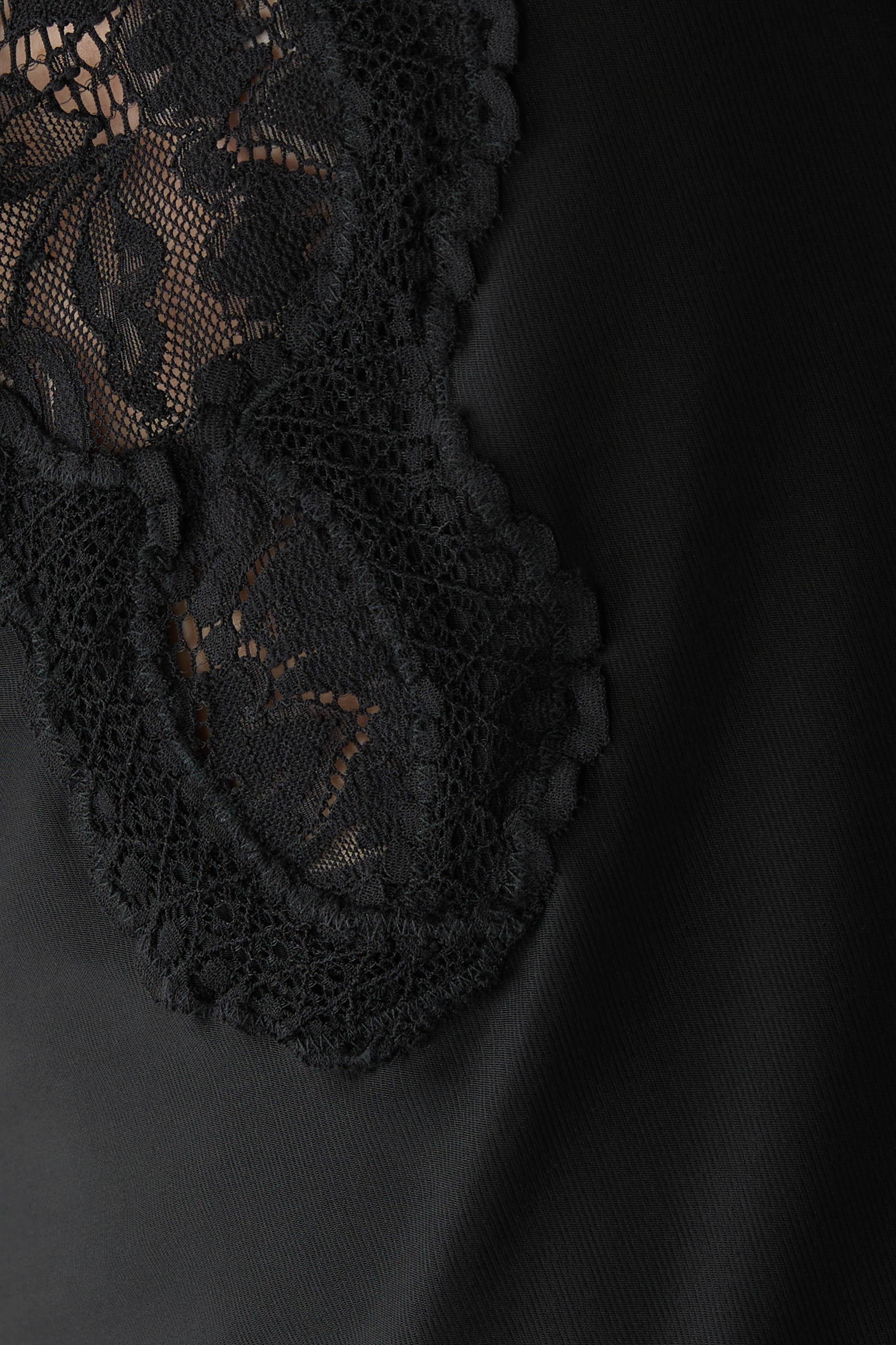 بلوزة بأكمام طويلة دانتيل