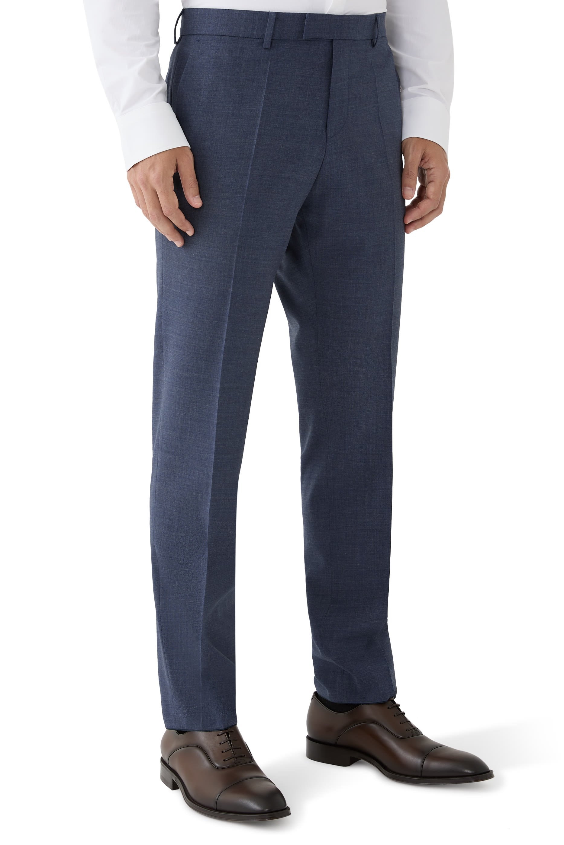 طقم بليزر وبنطال بقصة ضيقة