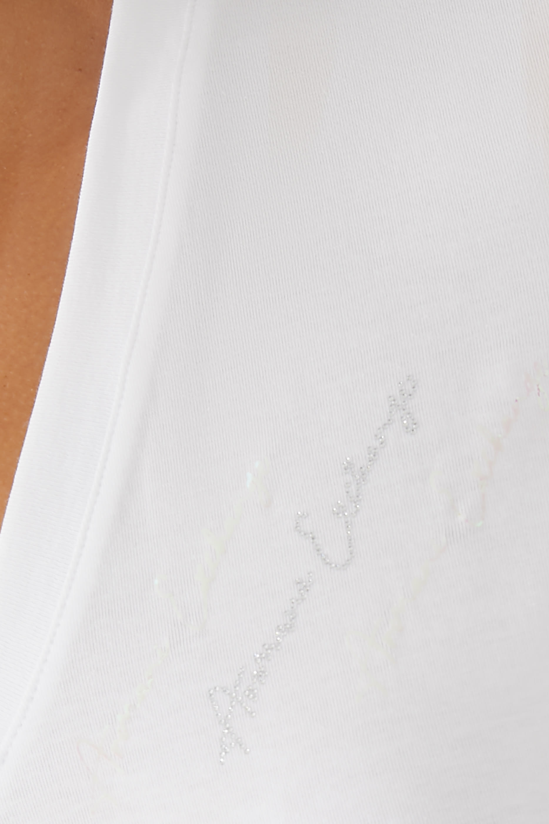 تيشيرت بياقة V وقصة ضيقة